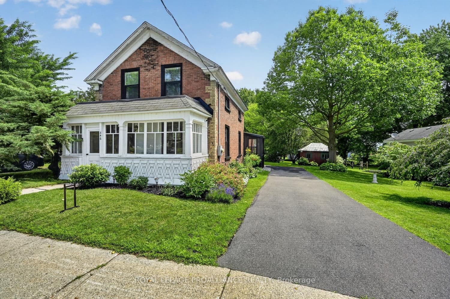 346 Russell Street photo 1