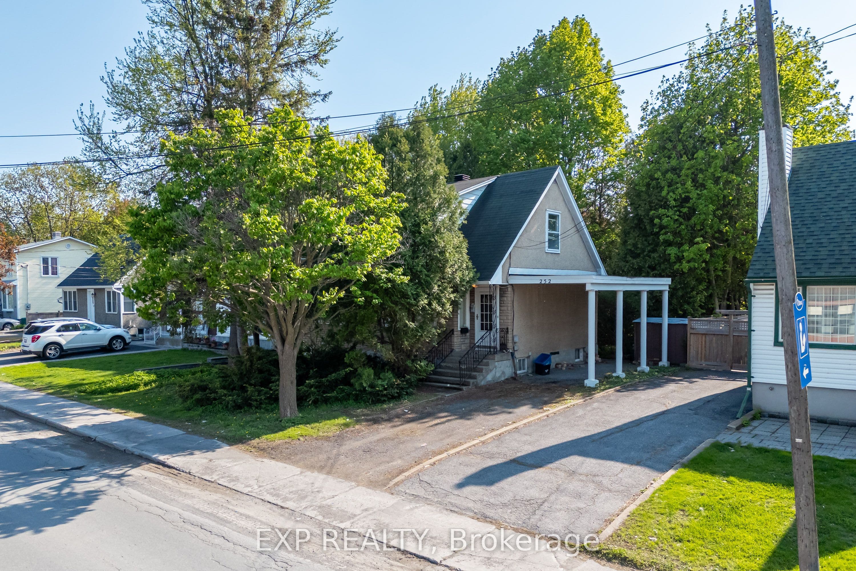 252 Woodroffe Avenue photo 1