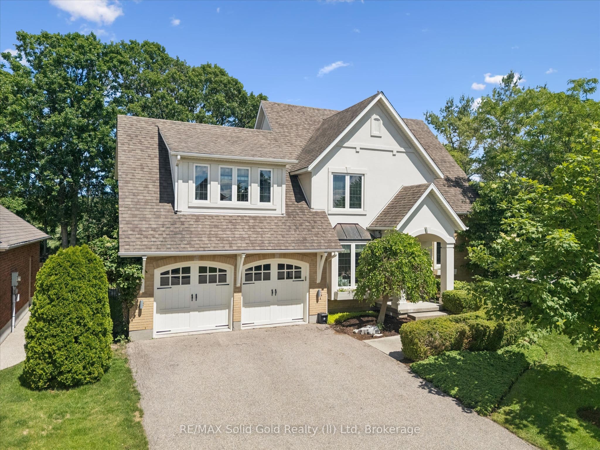576 Falconridge Crescent photo 1