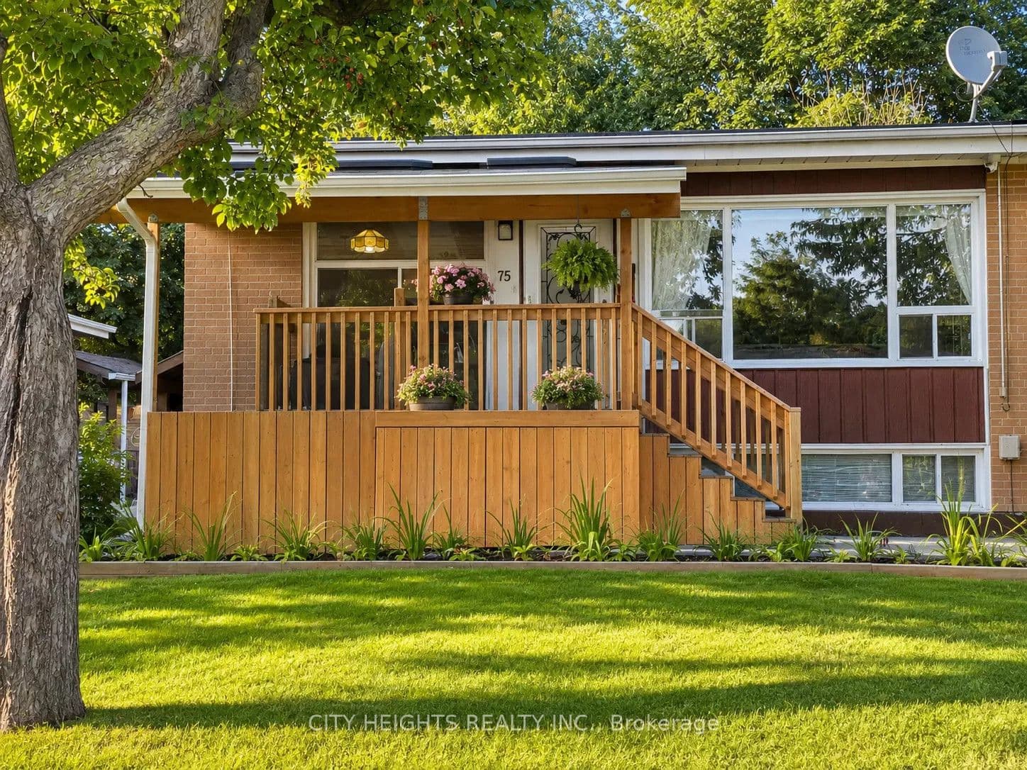Unit UPPER LEVEL 75 Pynford Crescent photo 1