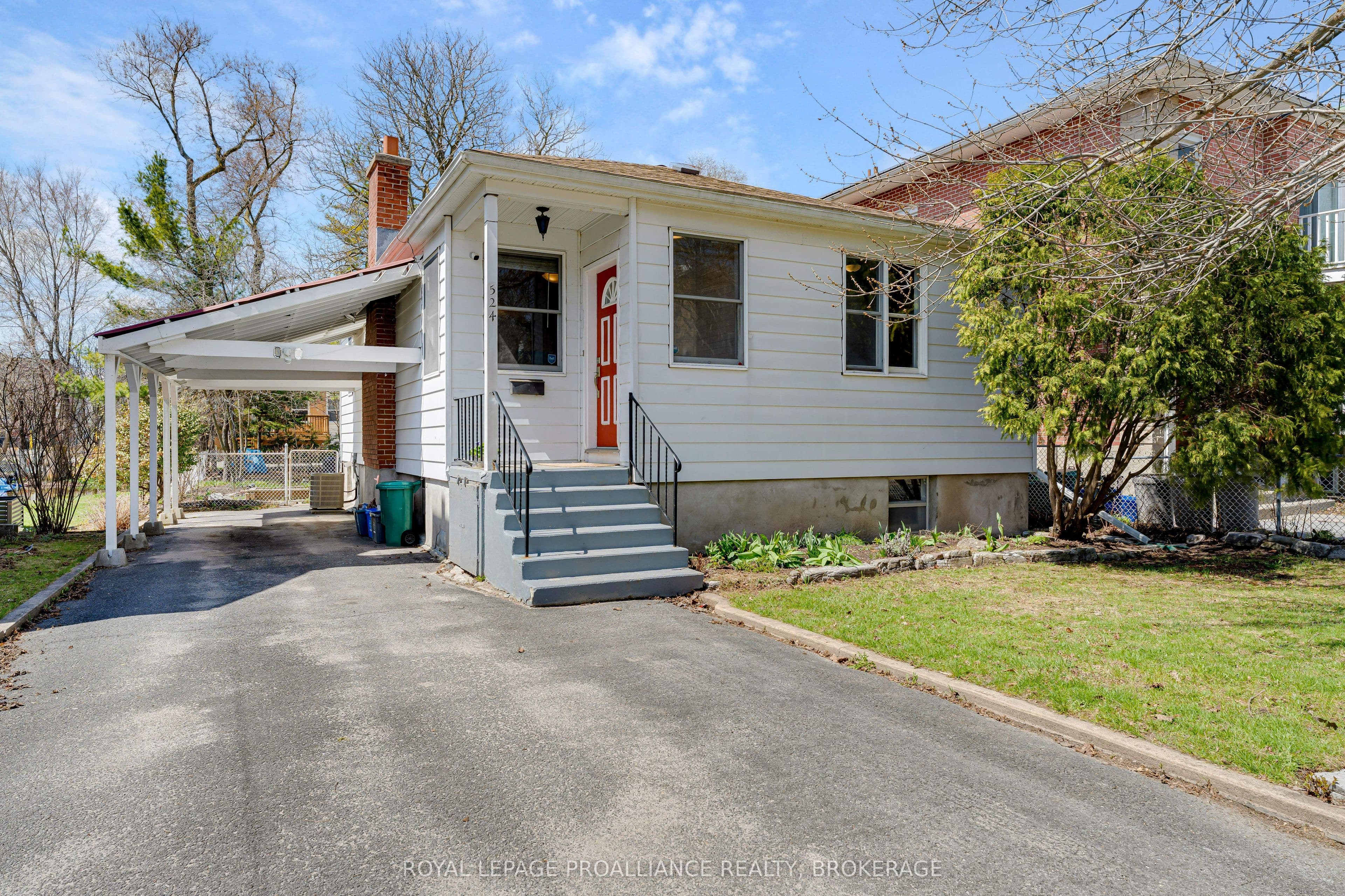 524 College Street photo 1