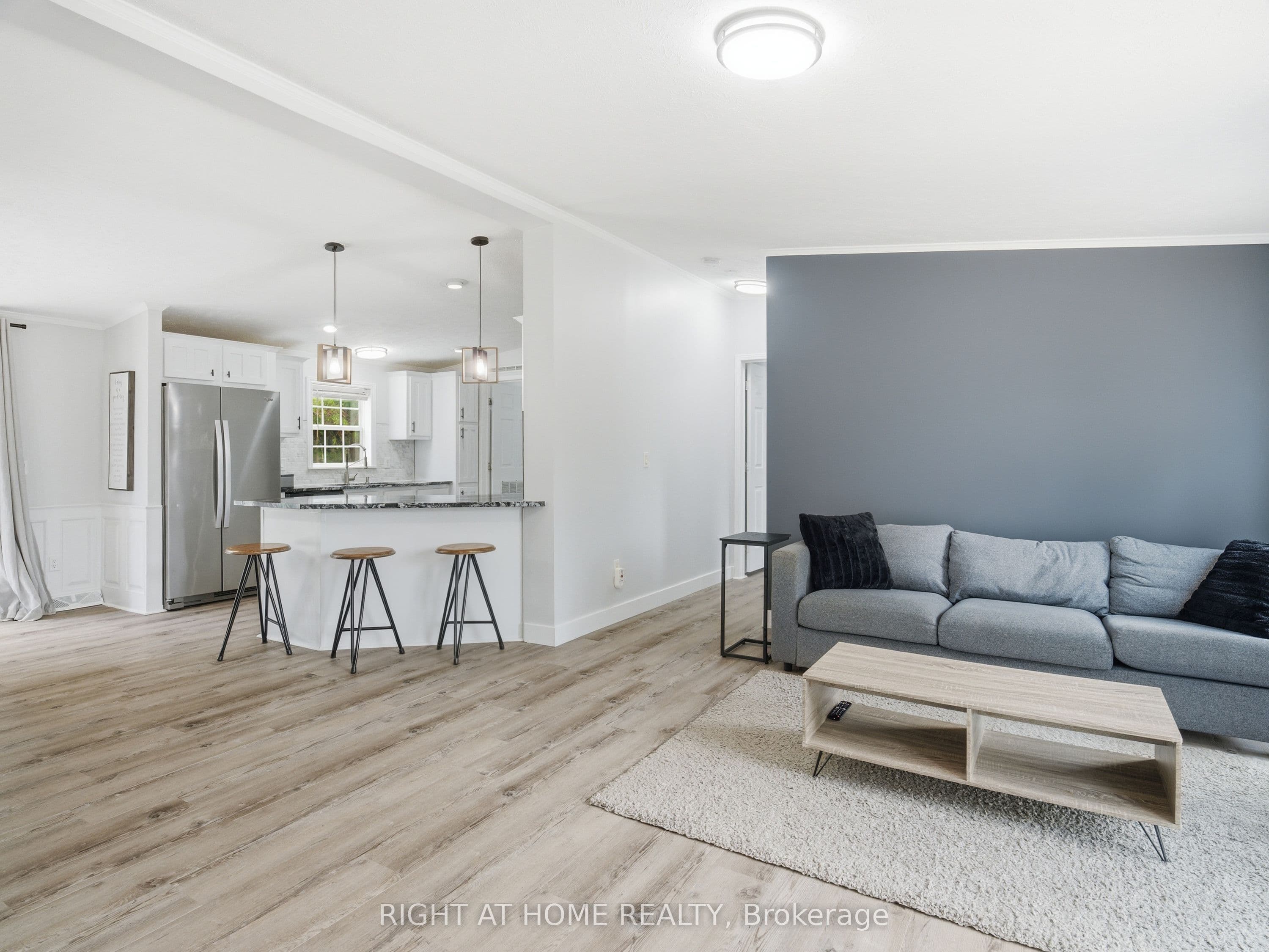8168 Laidlaw Avenue photo 1