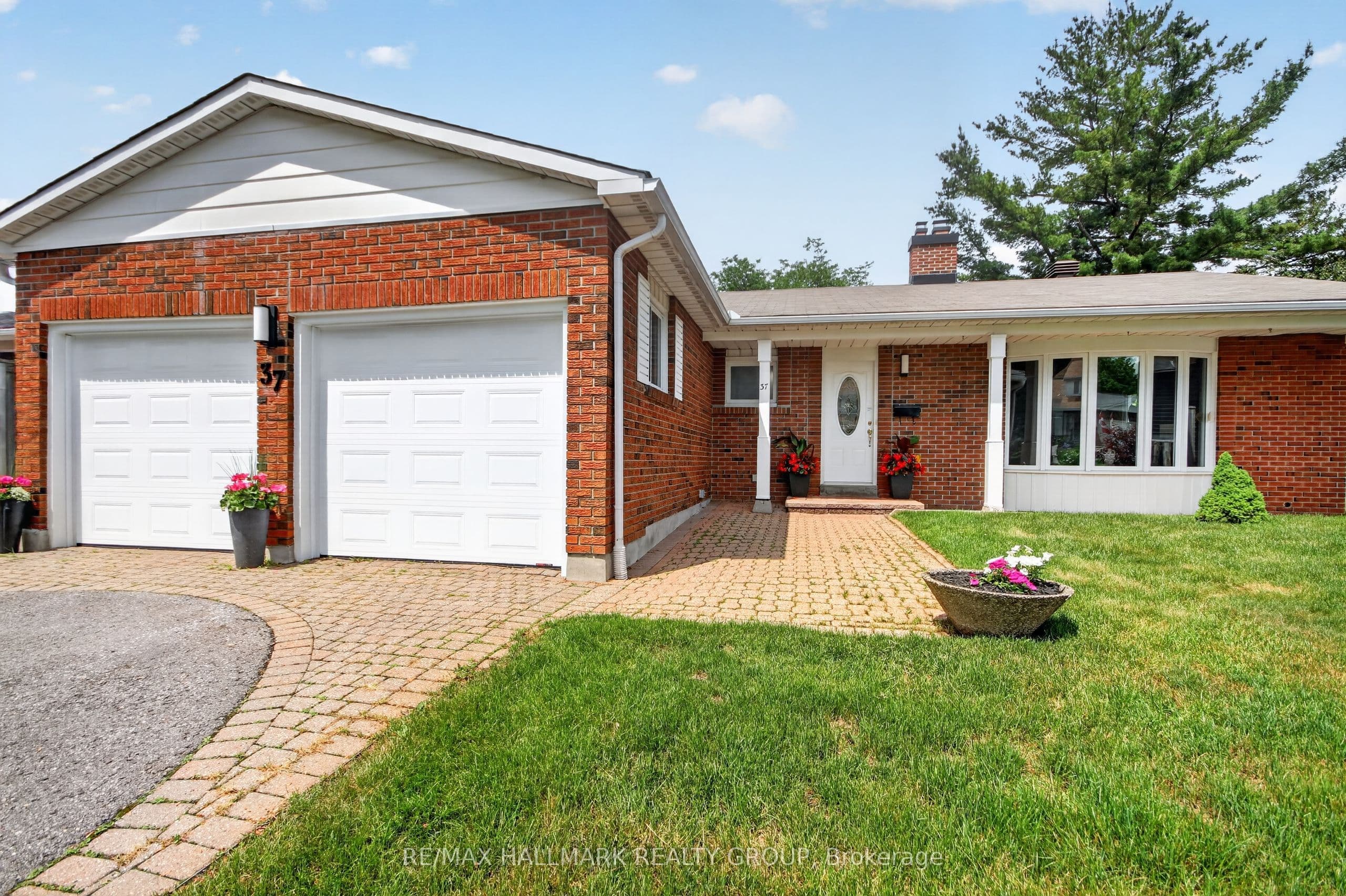 37 Parkwood Crescent photo 1