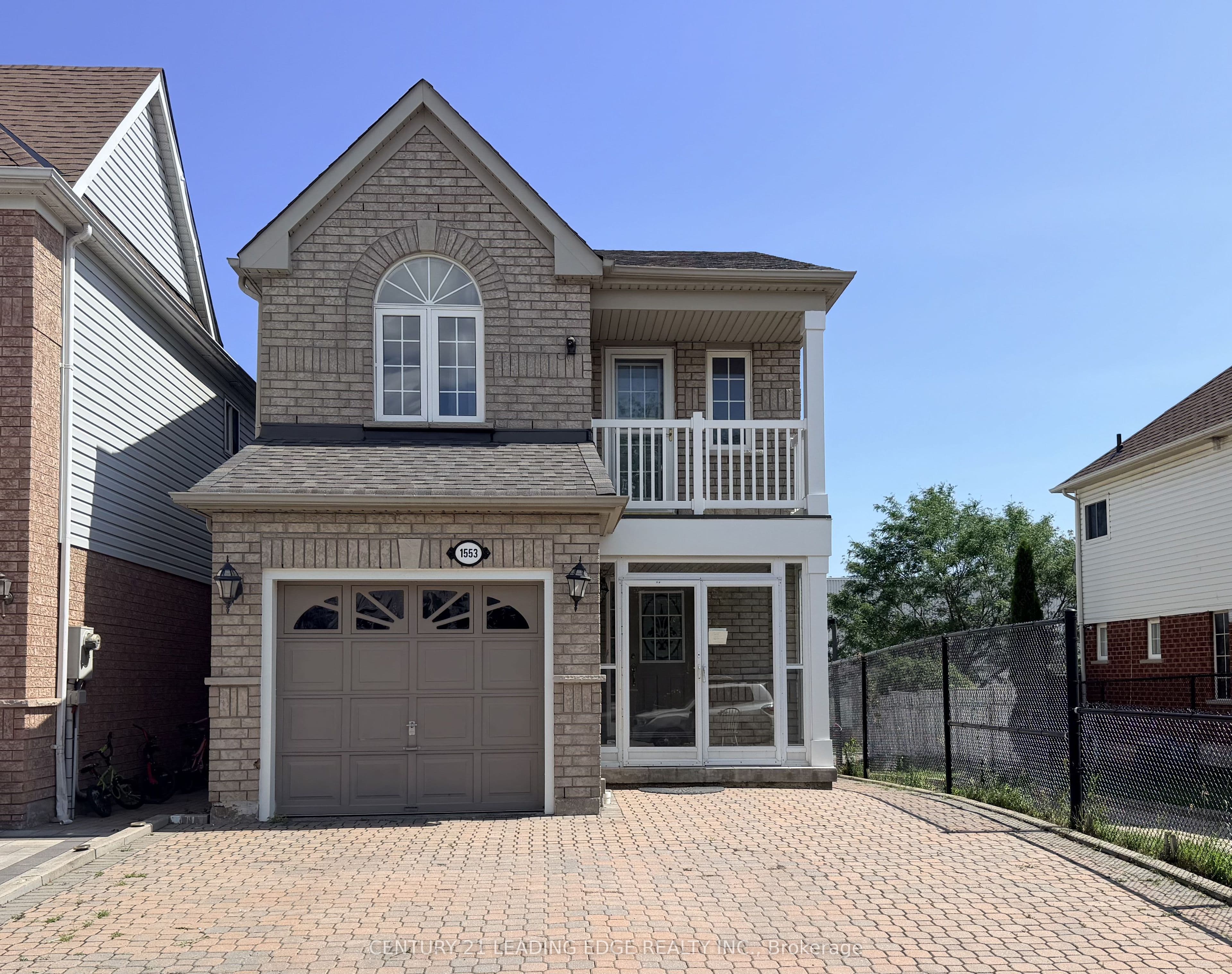 1553 Avonmore Square photo 1