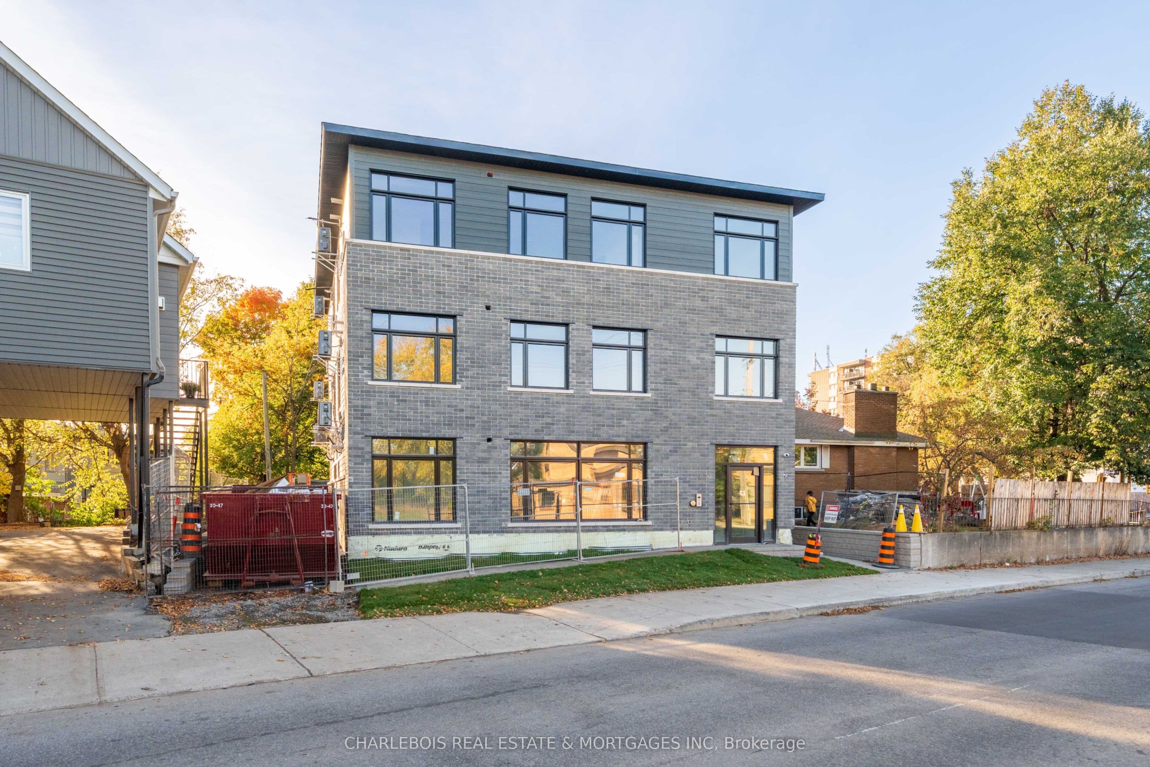 Unit C 830 St Laurent Boulevard photo 1
