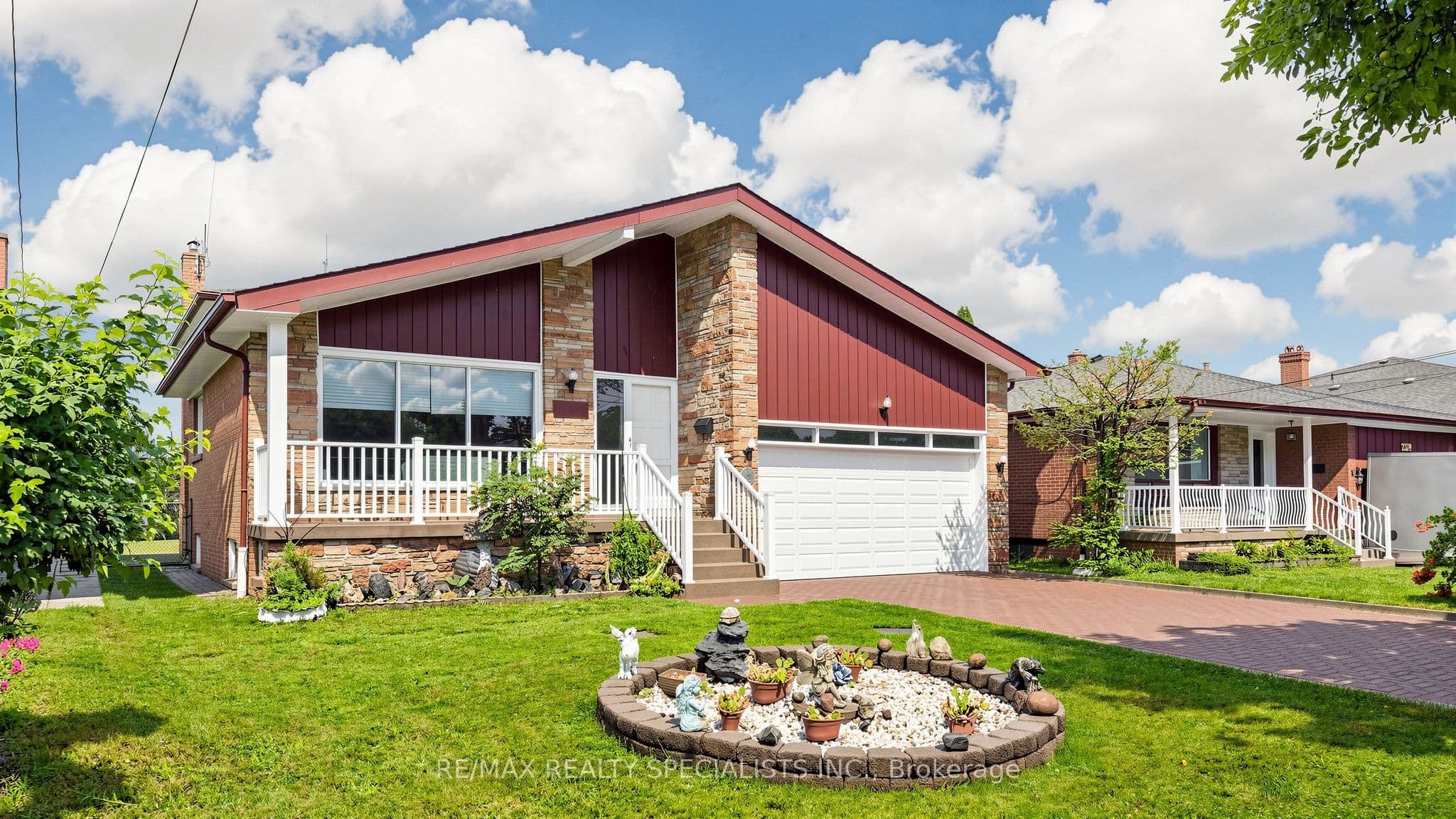 2385 Hensall Street photo 1