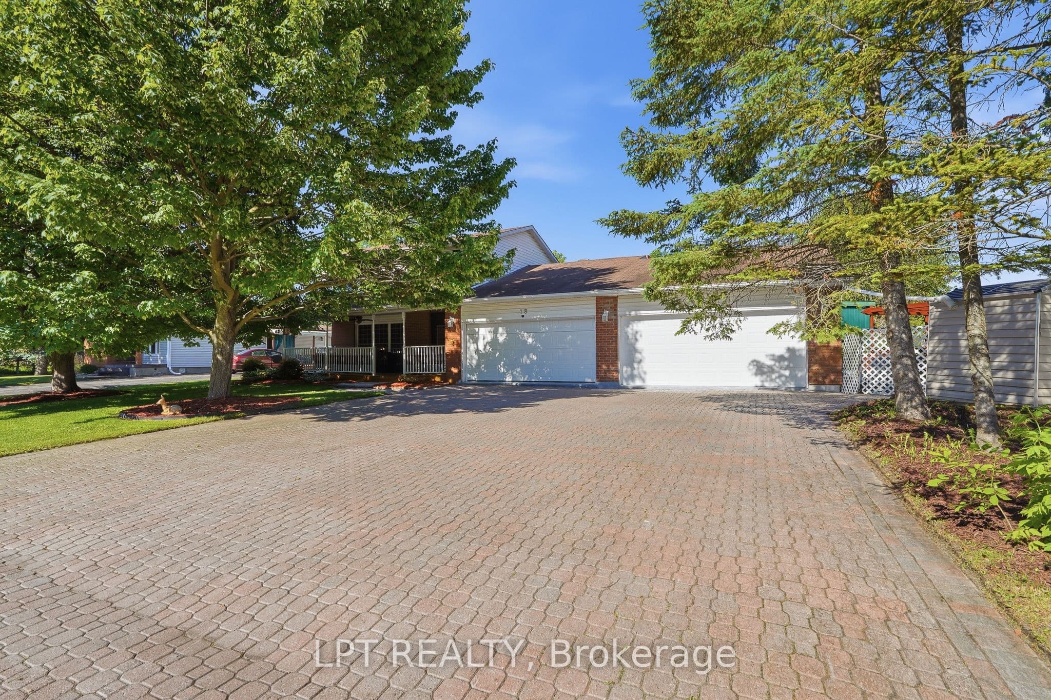 18 Louise Crescent photo 1