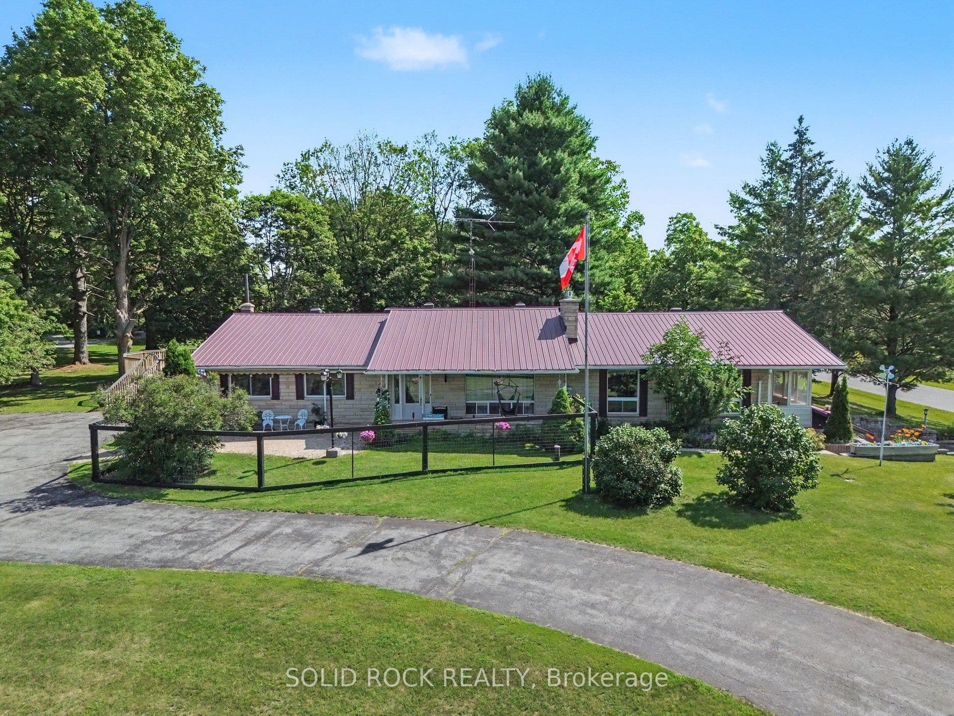 220 Highfield Crescent photo 1