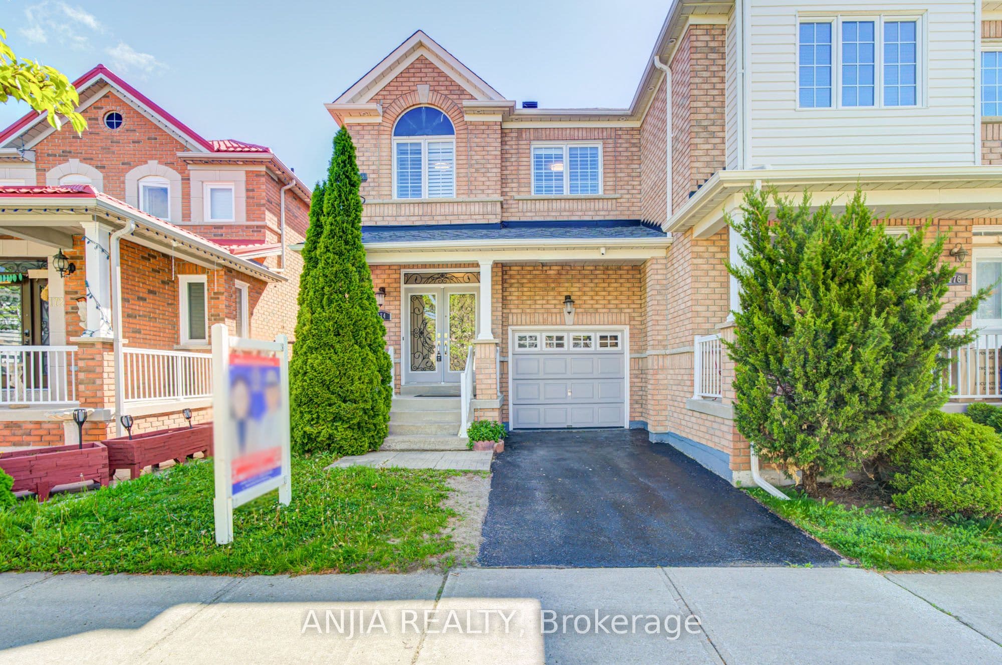 174 Goldenwood Crescent photo 1
