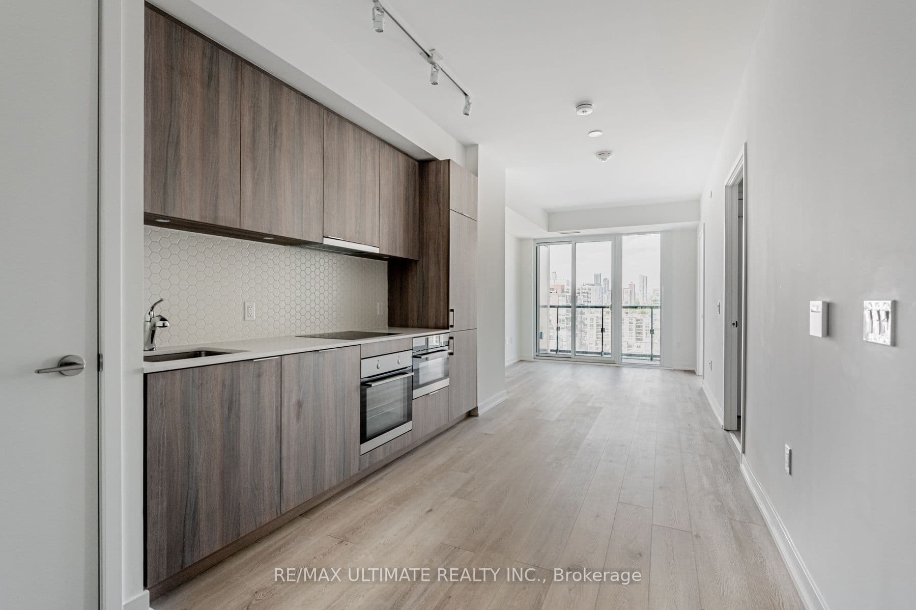 Unit 1211 158 Front Street photo 1