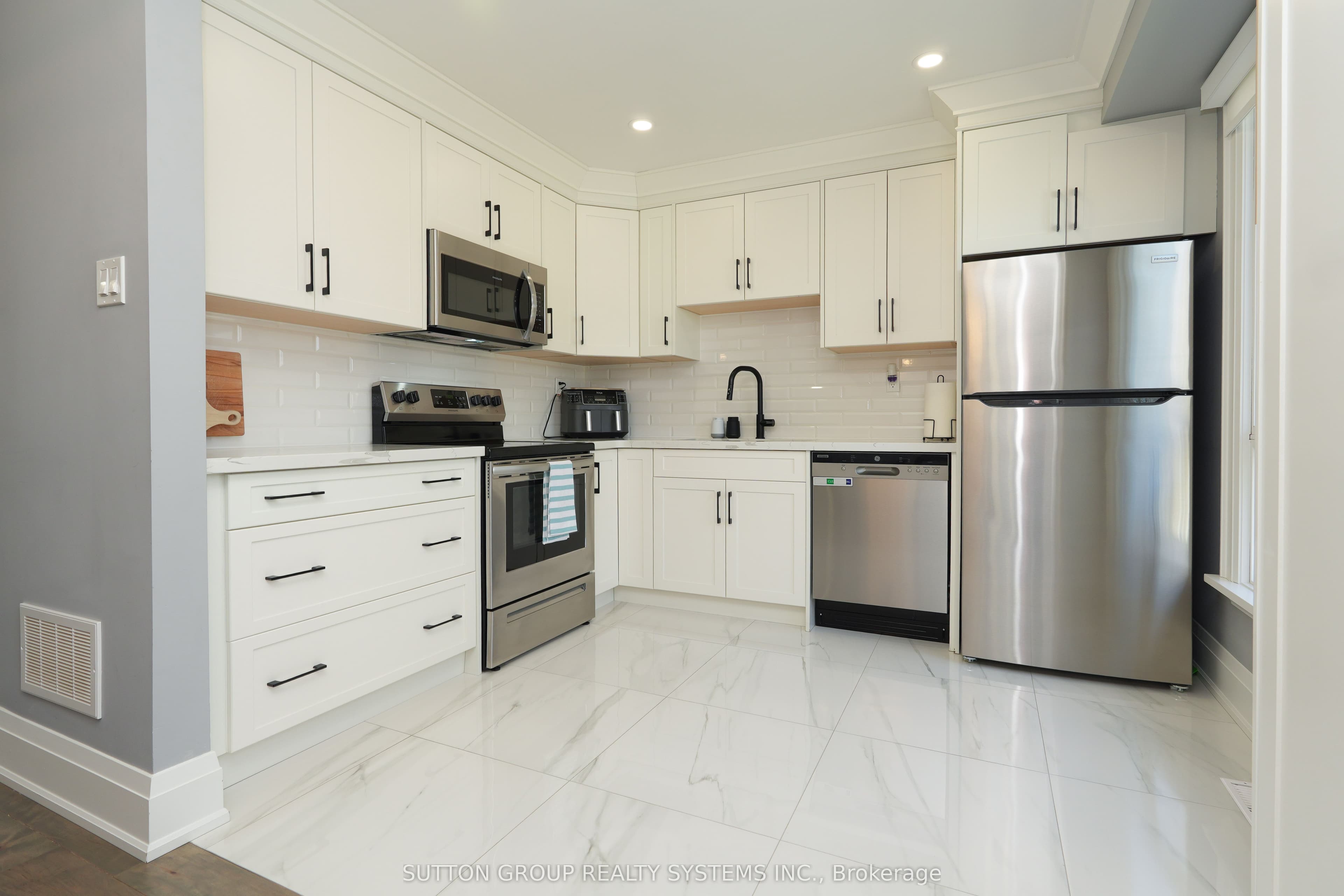 70 Courtleigh Square photo 1
