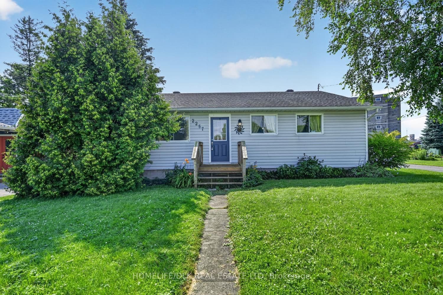 2257 Dundas Street photo 1