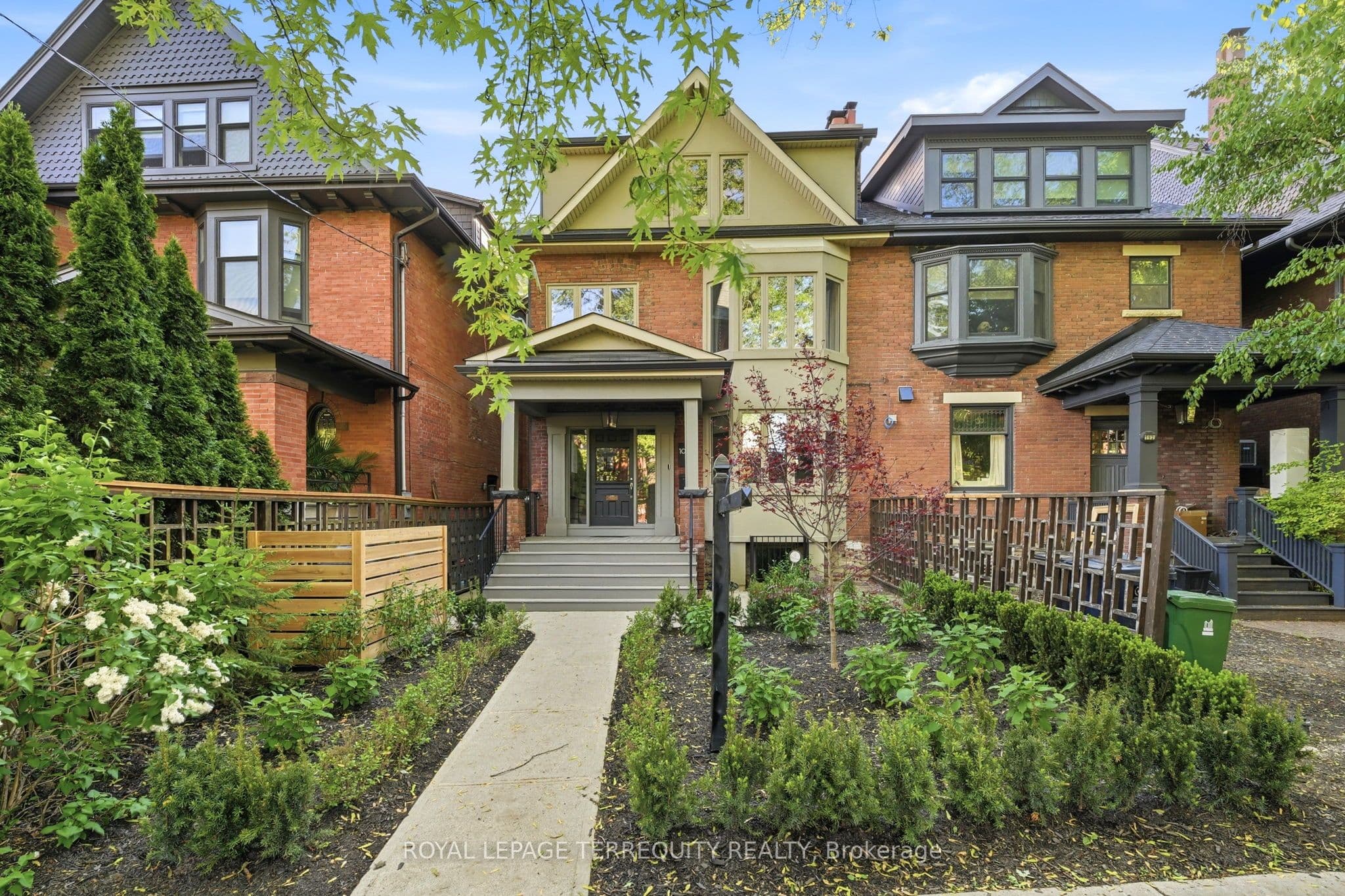 100 Admiral Road photo 1