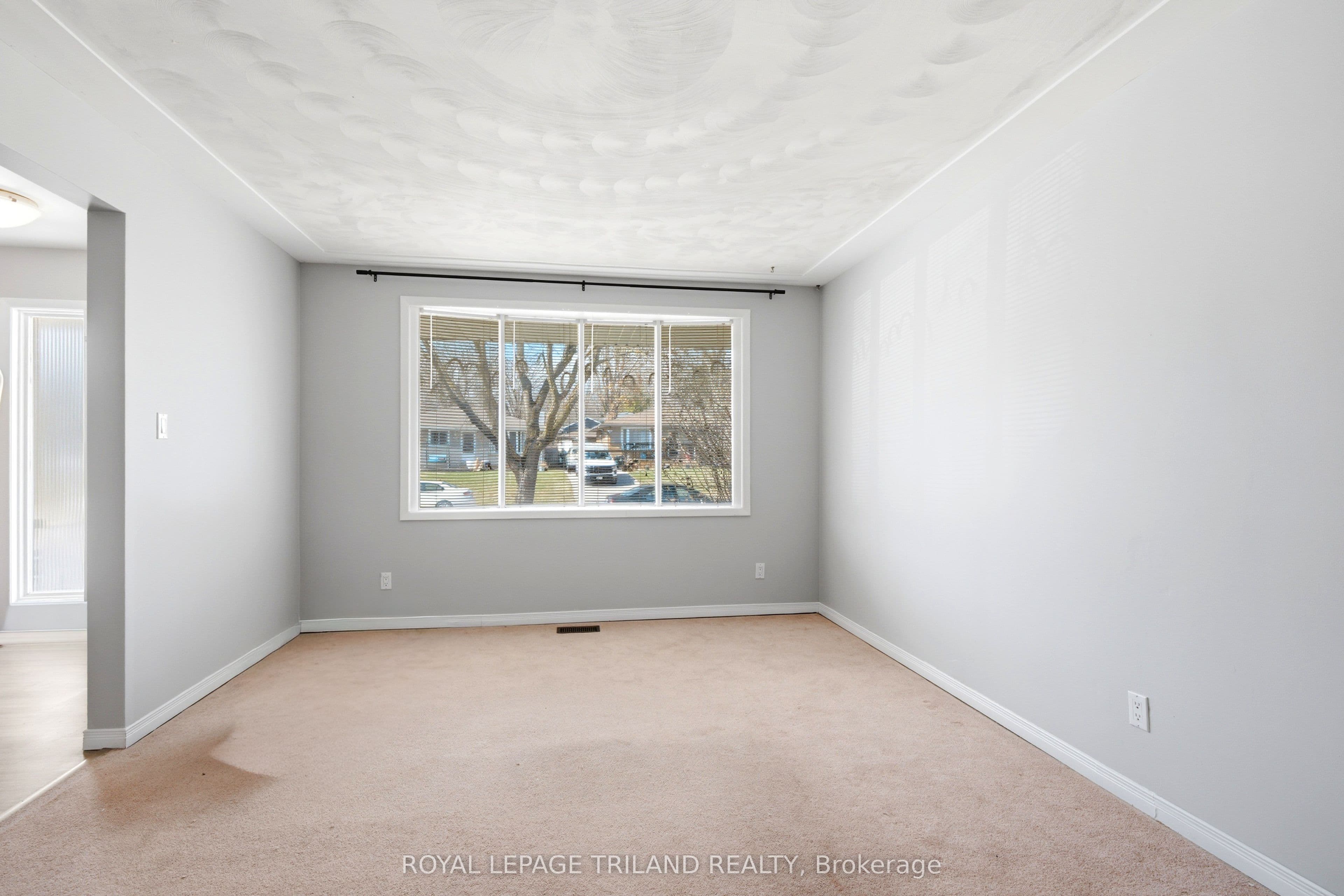 Unit A 195B Cedarvale Crescent photo 1