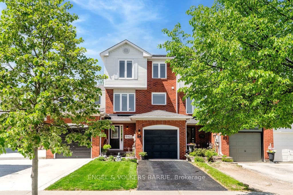 84 Pickett Crescent photo 1