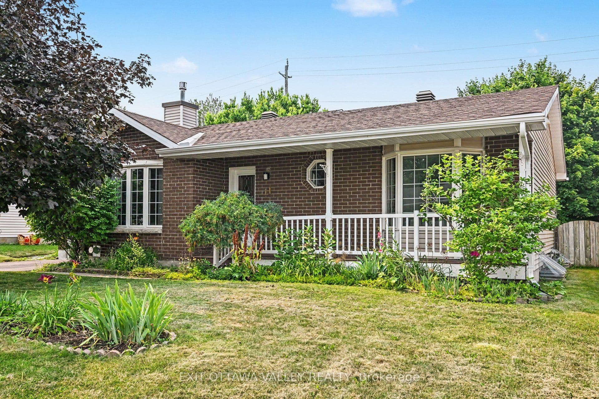 11 Maple Drive photo 1