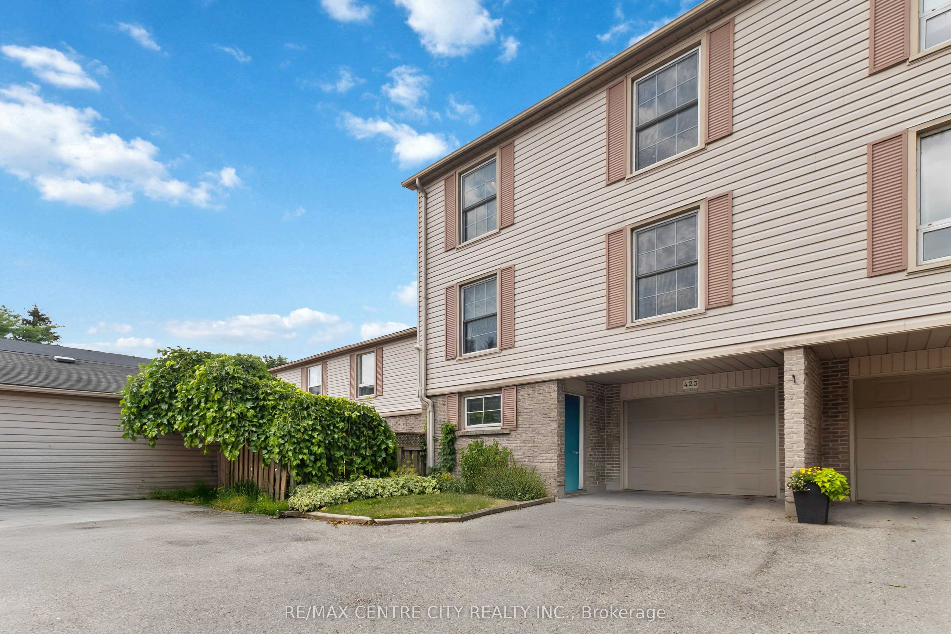 423 Everglade Crescent photo 1