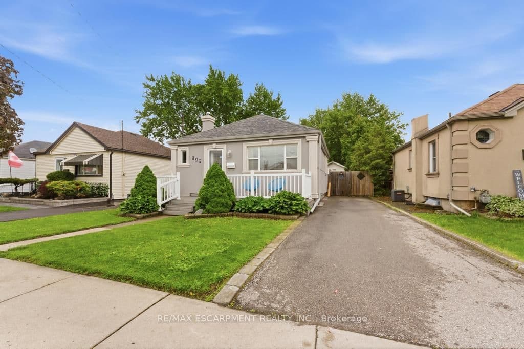 137 Cochrane Road photo 1
