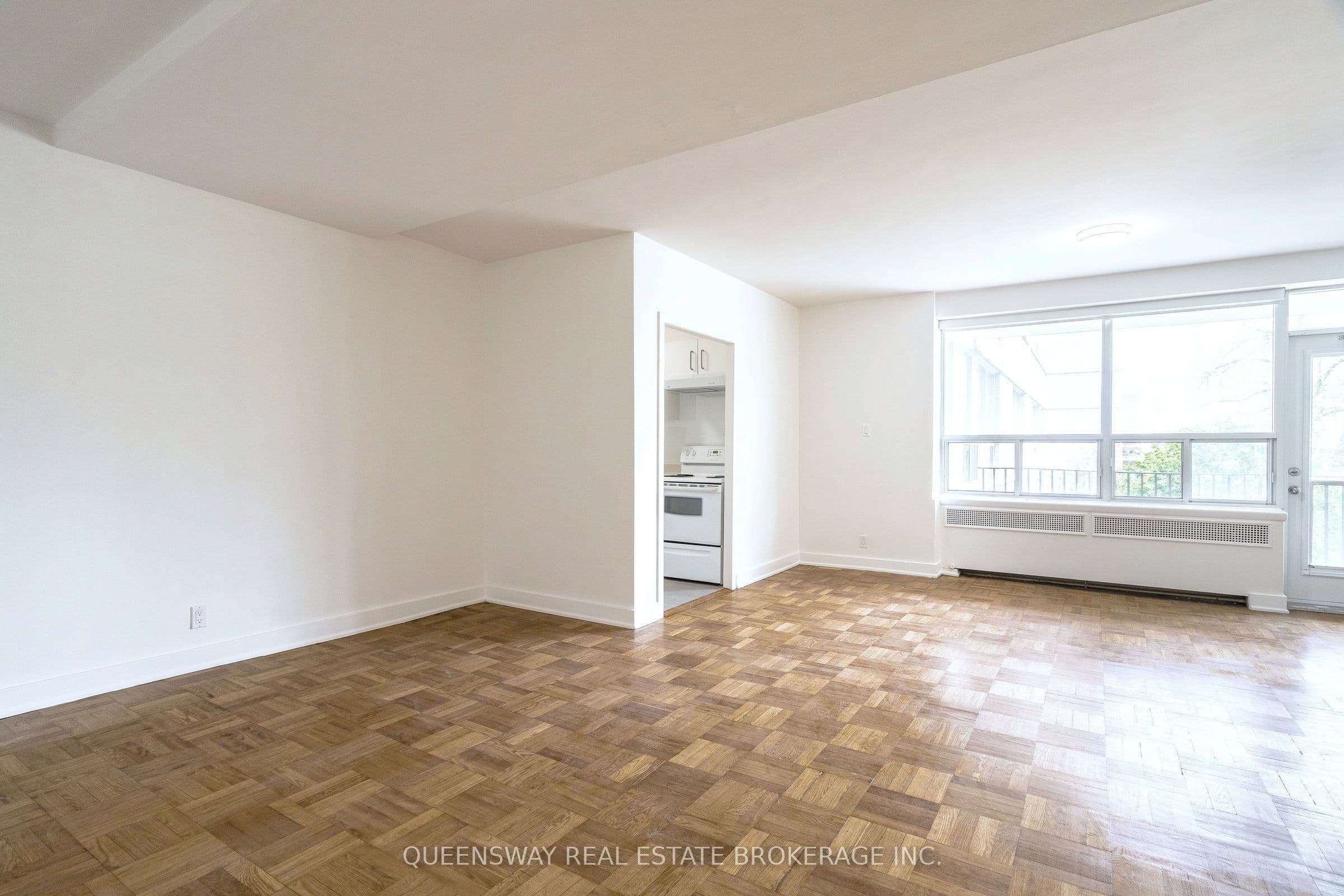 Unit 206 755 Avenue Road photo 1