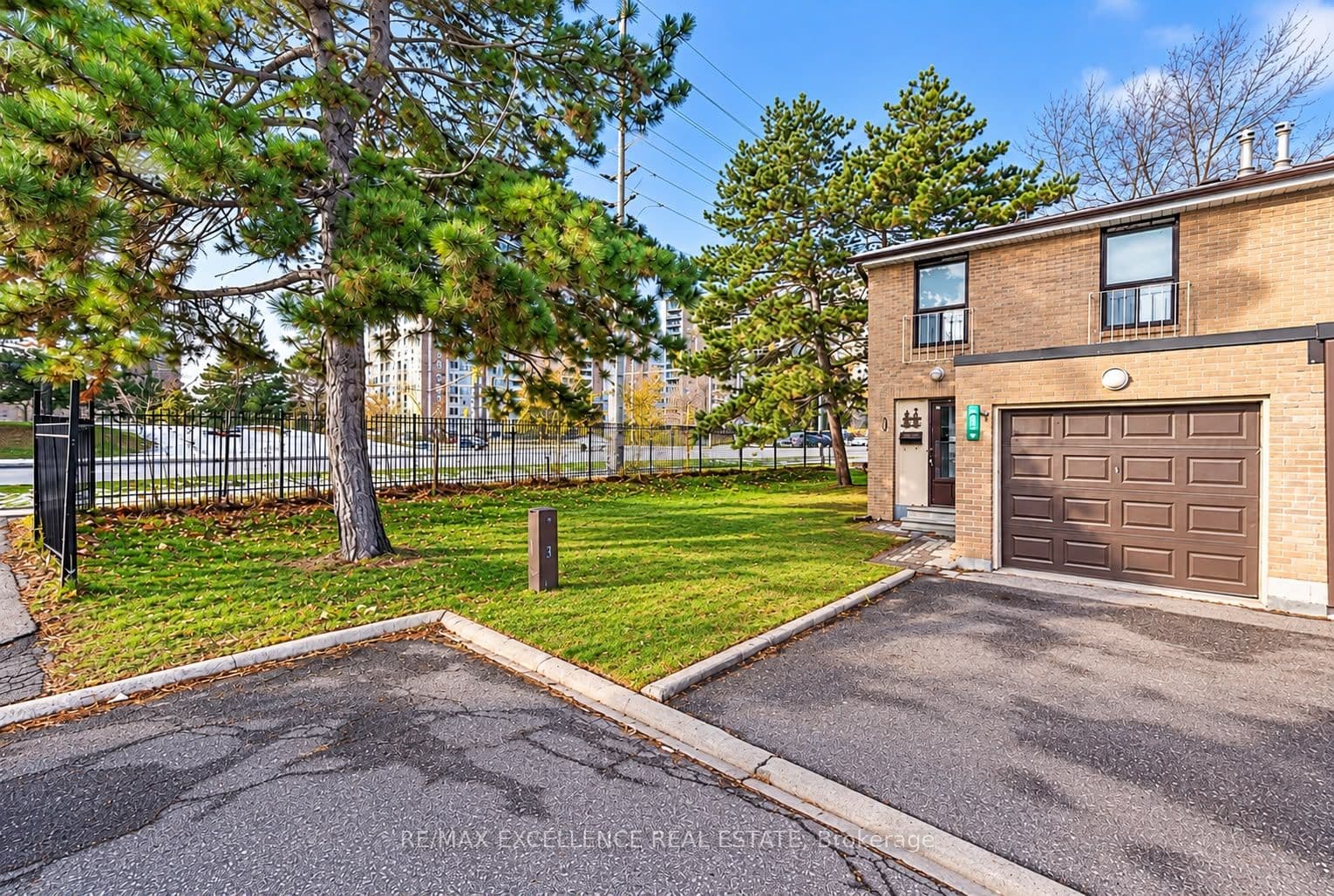88 Fleetwood Crescent photo 1