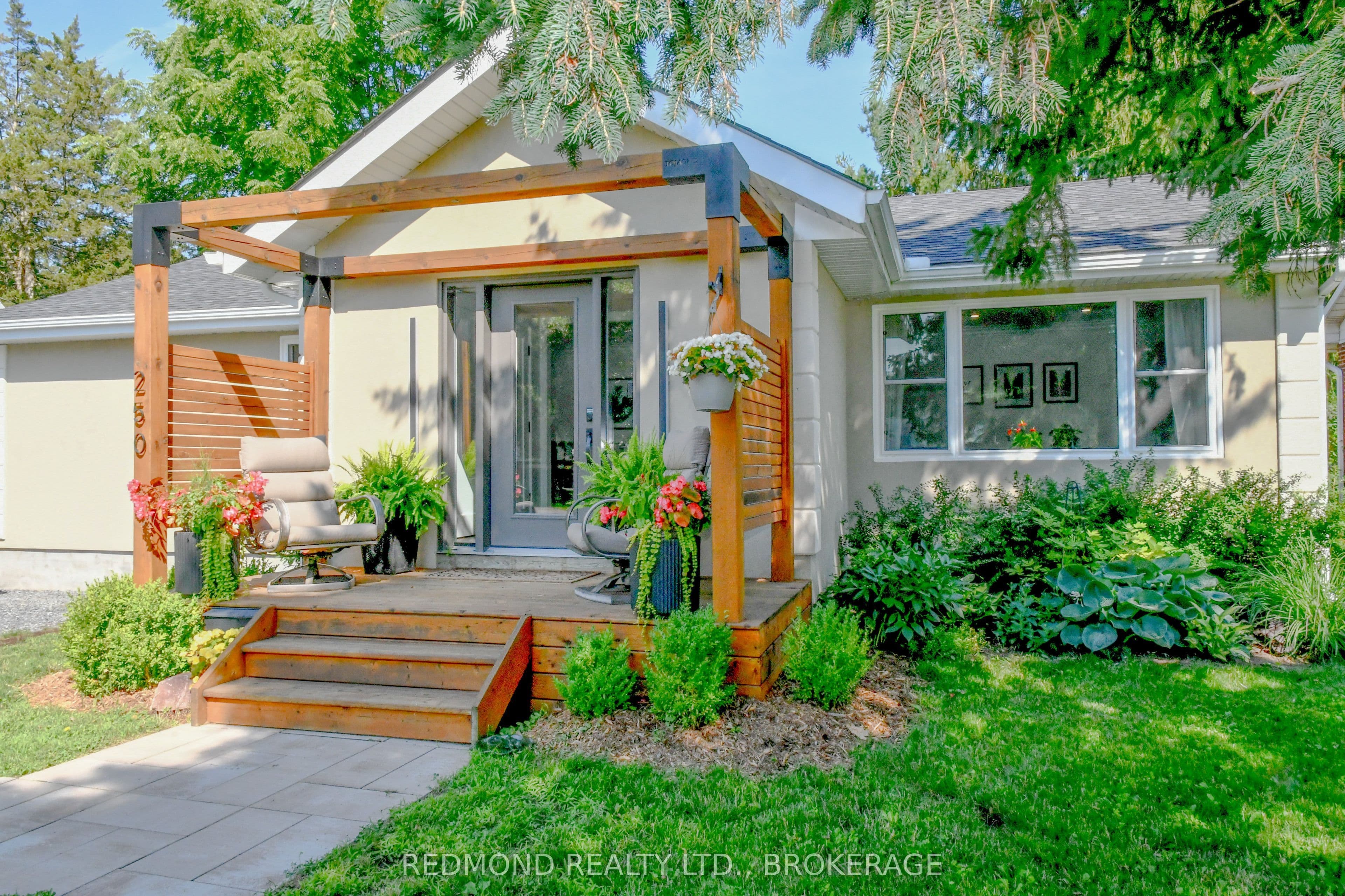 250 Wellington Street photo 1