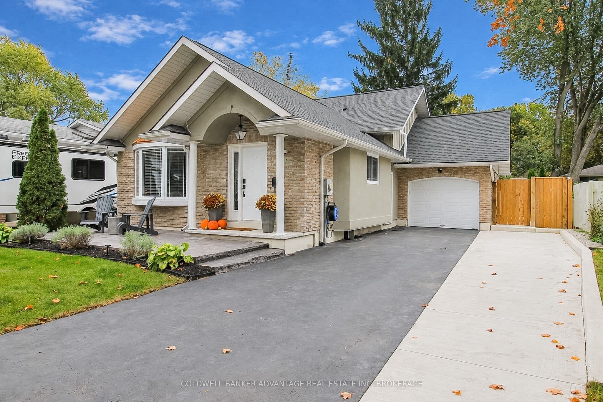 11 FALLINGBROOK Drive photo 1