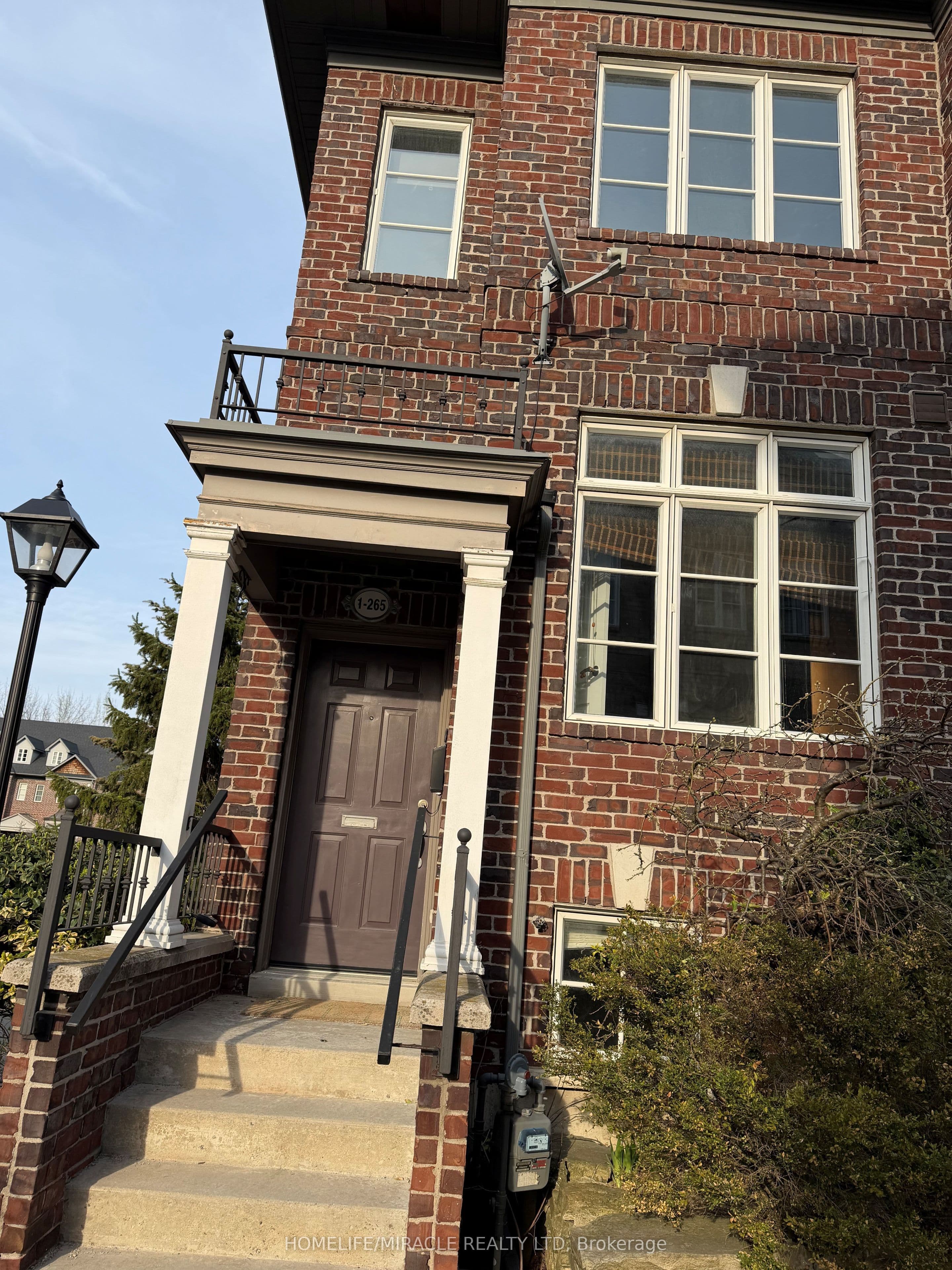 Unit 1 265 Van Dusen Boulevard photo 1