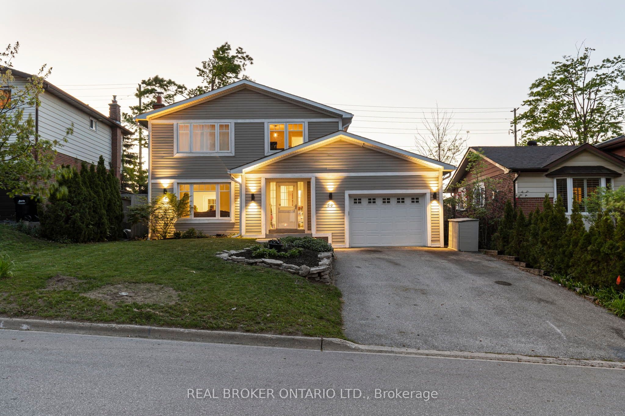 54 Farmingdale Crescent photo 1