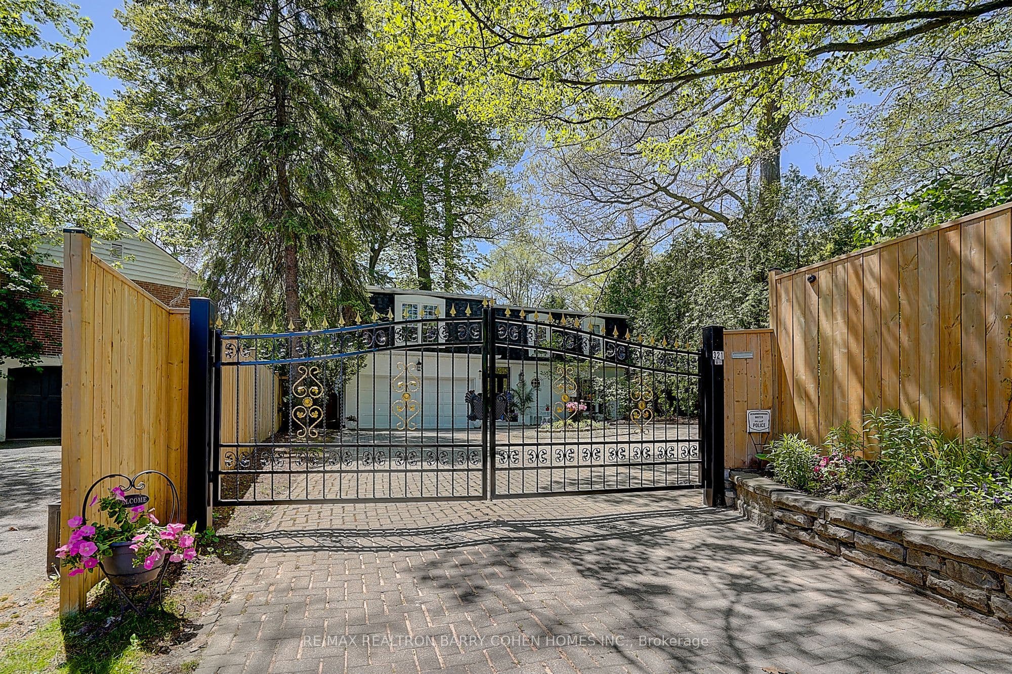 321 Lawrence Avenue photo 1