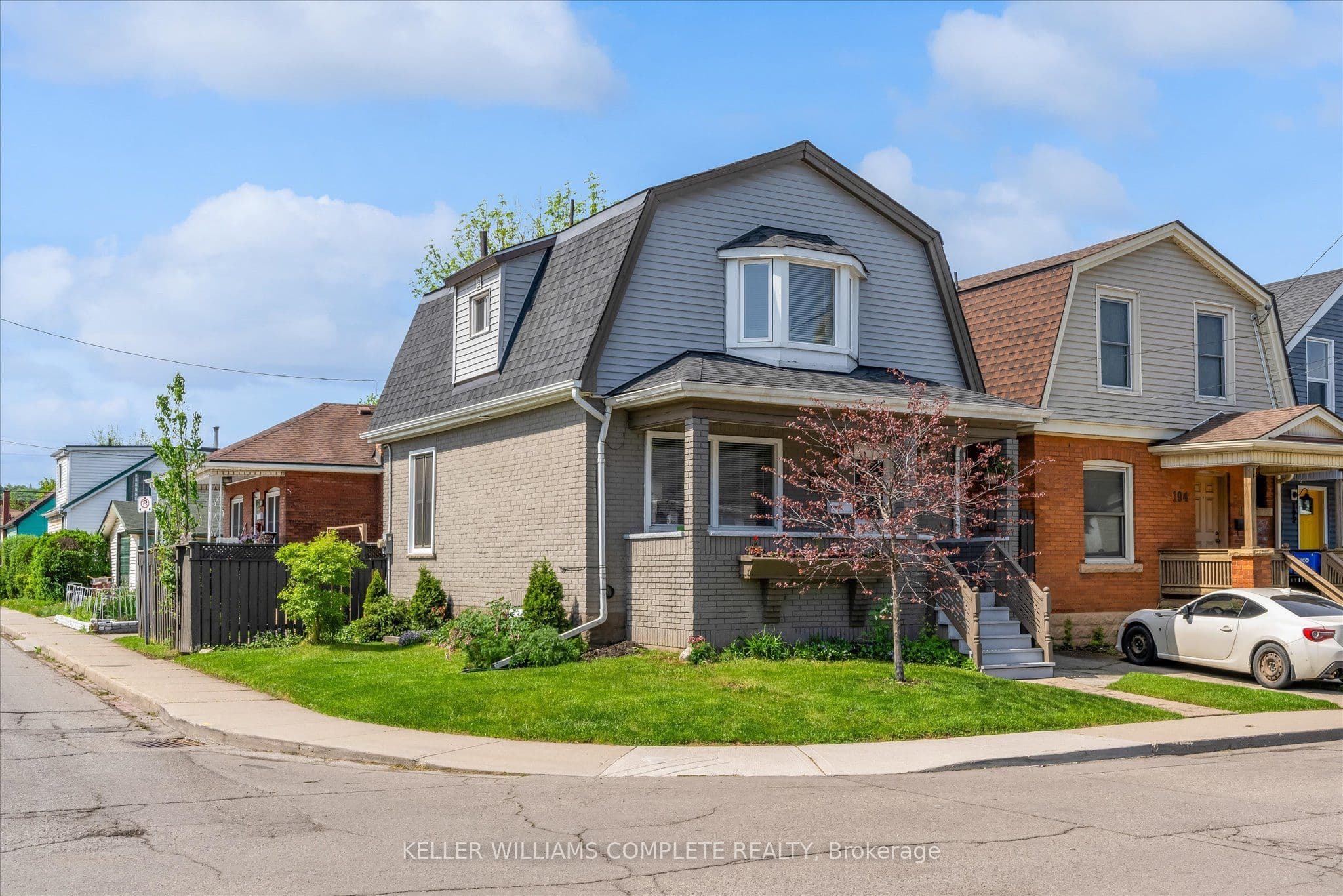 196 CAMPBELL Avenue photo 1