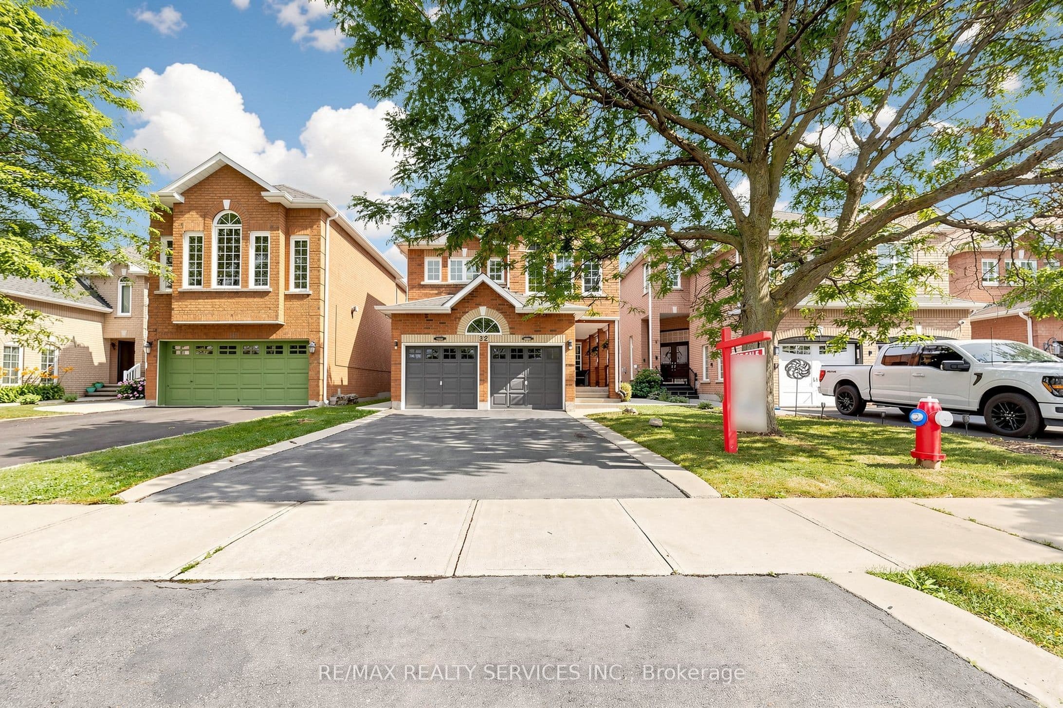 32 Hillpath Crescent photo 1