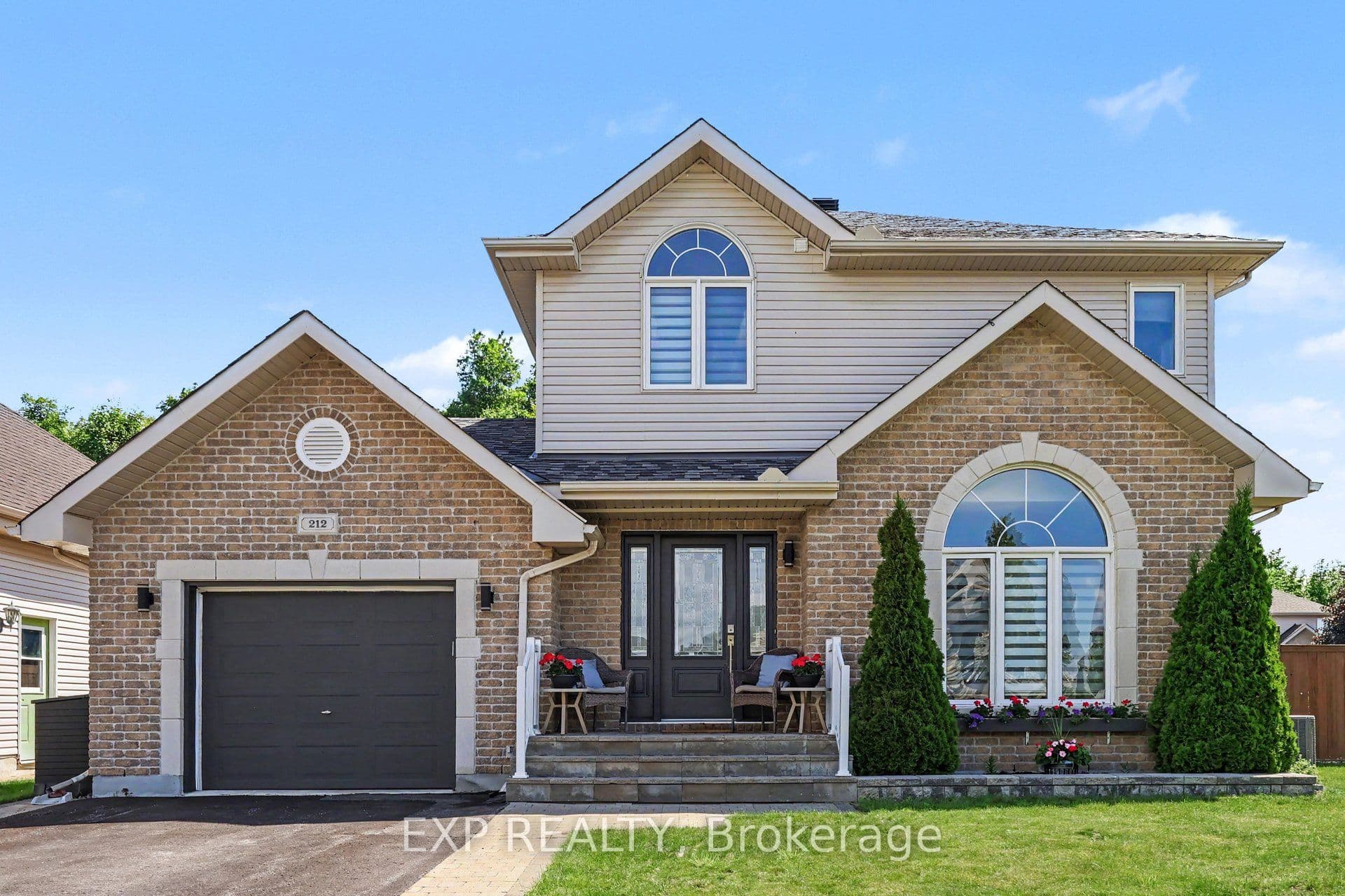 212 Jasper Crescent photo 1