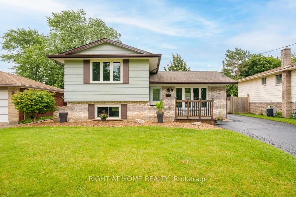 8 Acadia Crescent photo 1
