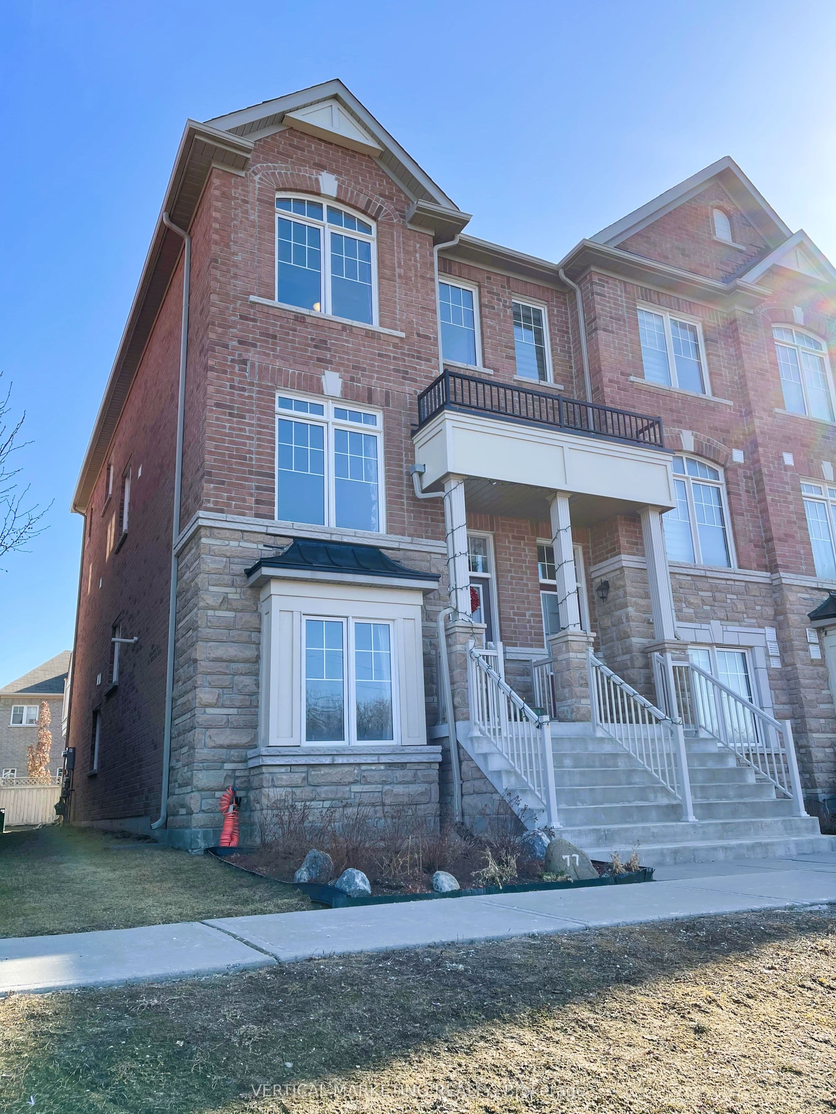77 Dundas Way photo 1