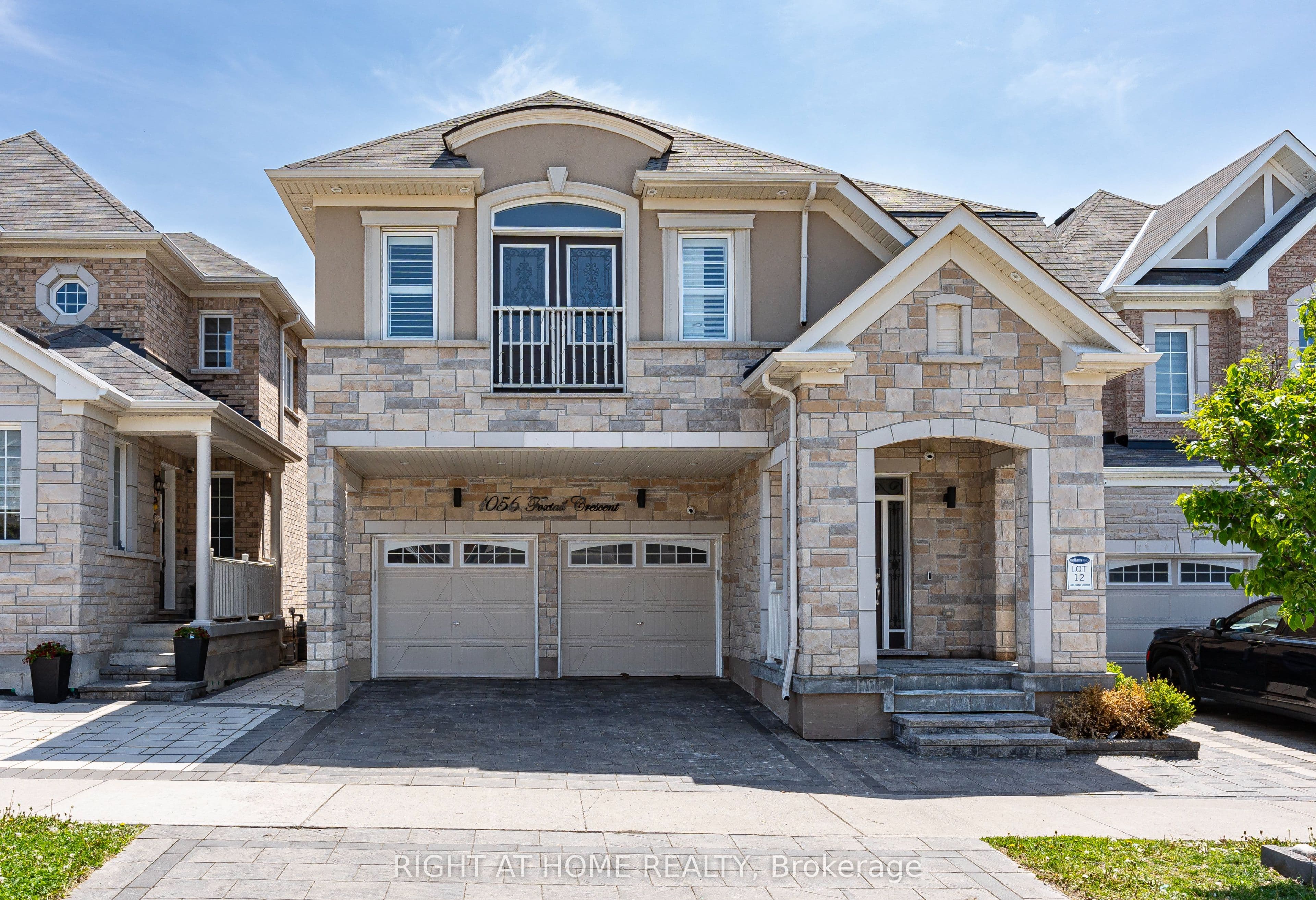1056 Foxtail Crescent photo 1