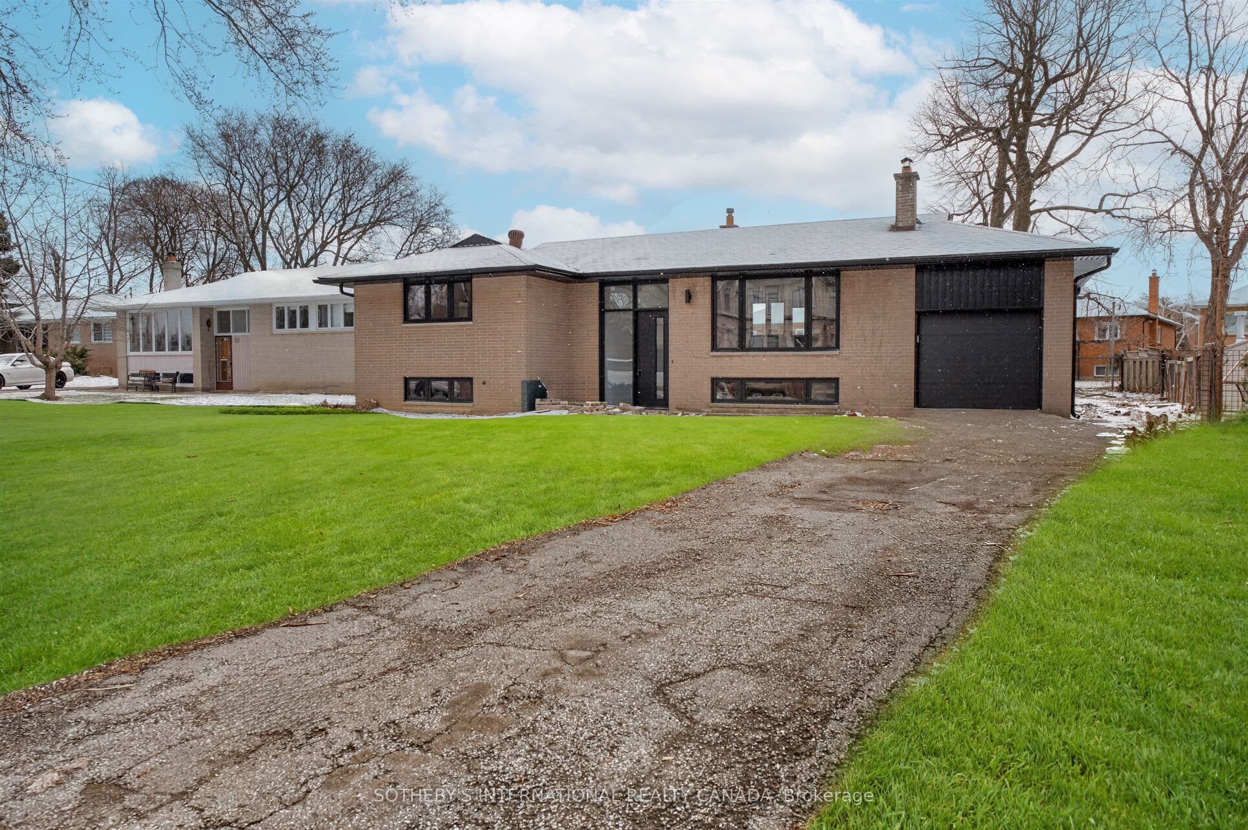 33 Lancer Drive photo 1