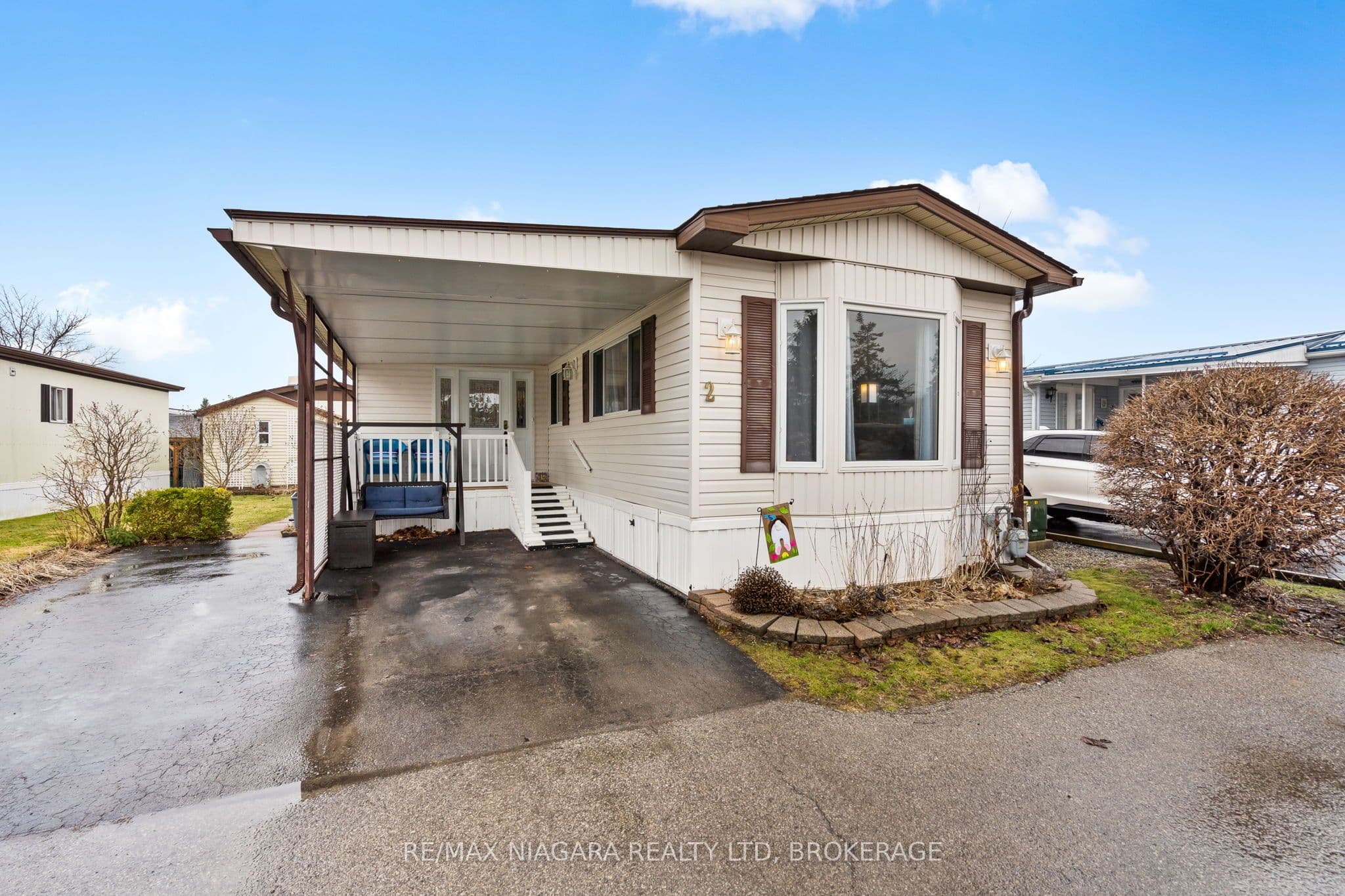 Unit 2 3033 Townline Road photo 1