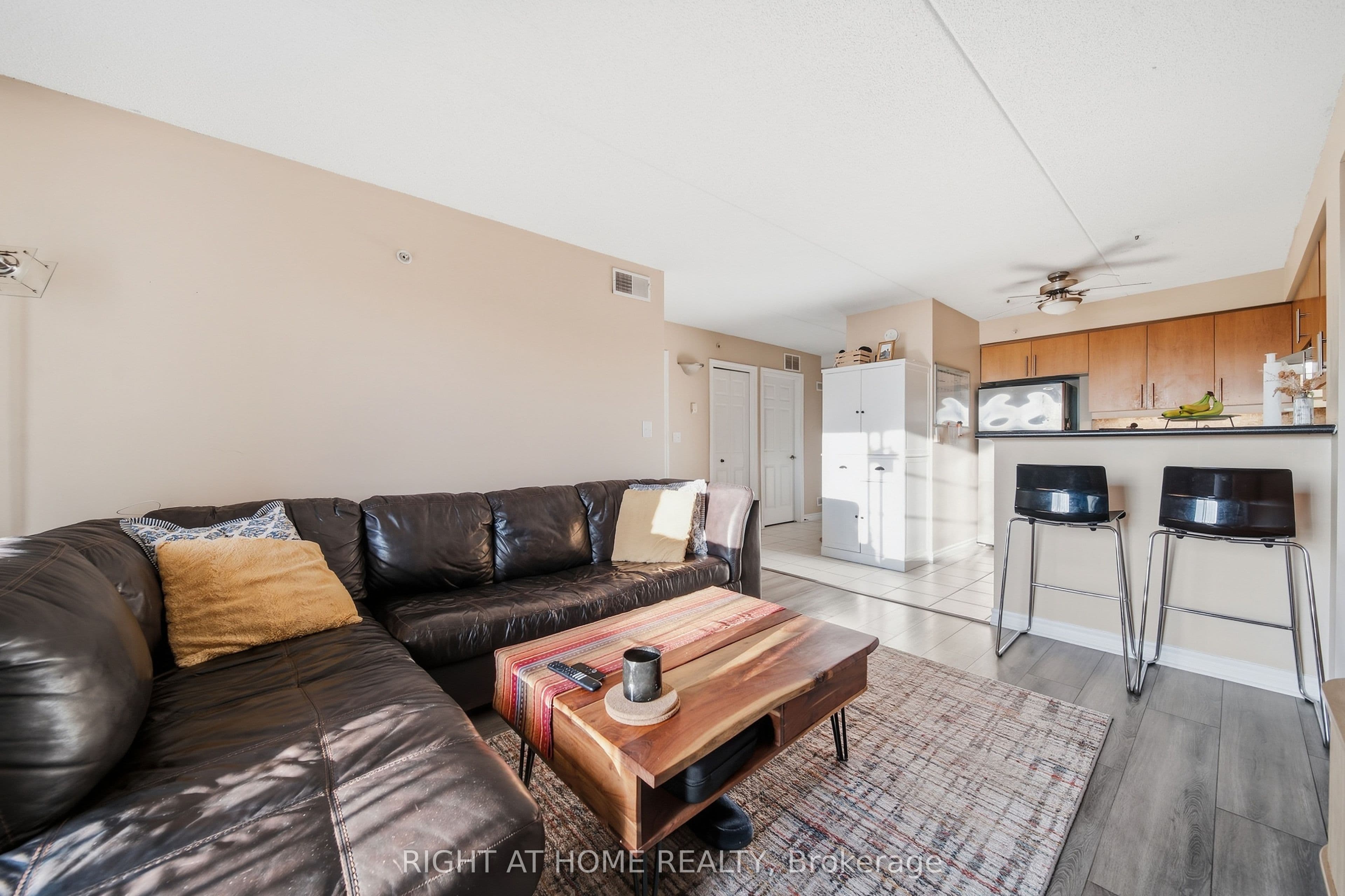 Unit 305 415 GRANGE Road photo 1