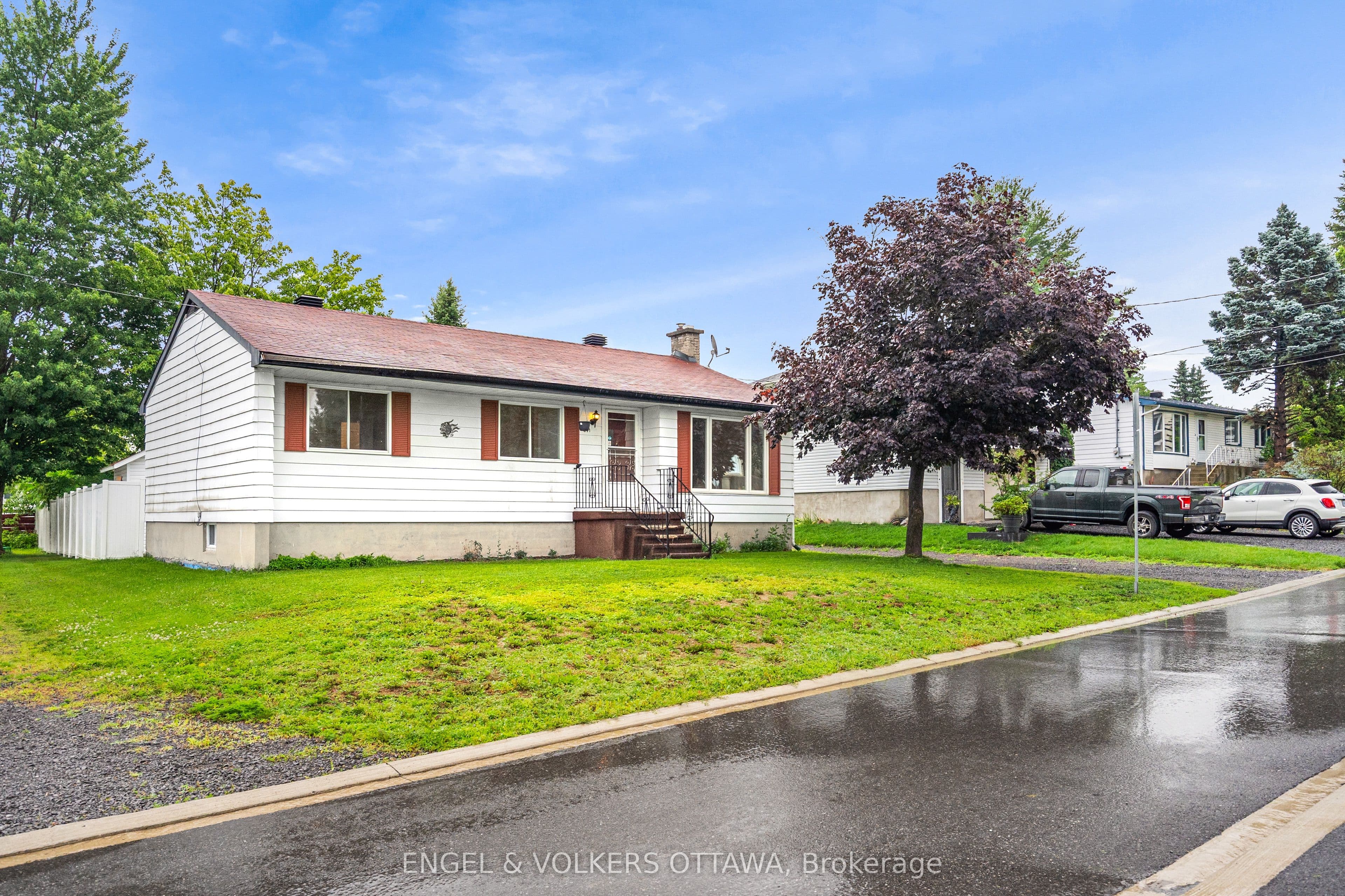 871 Notre Dame Street photo 1