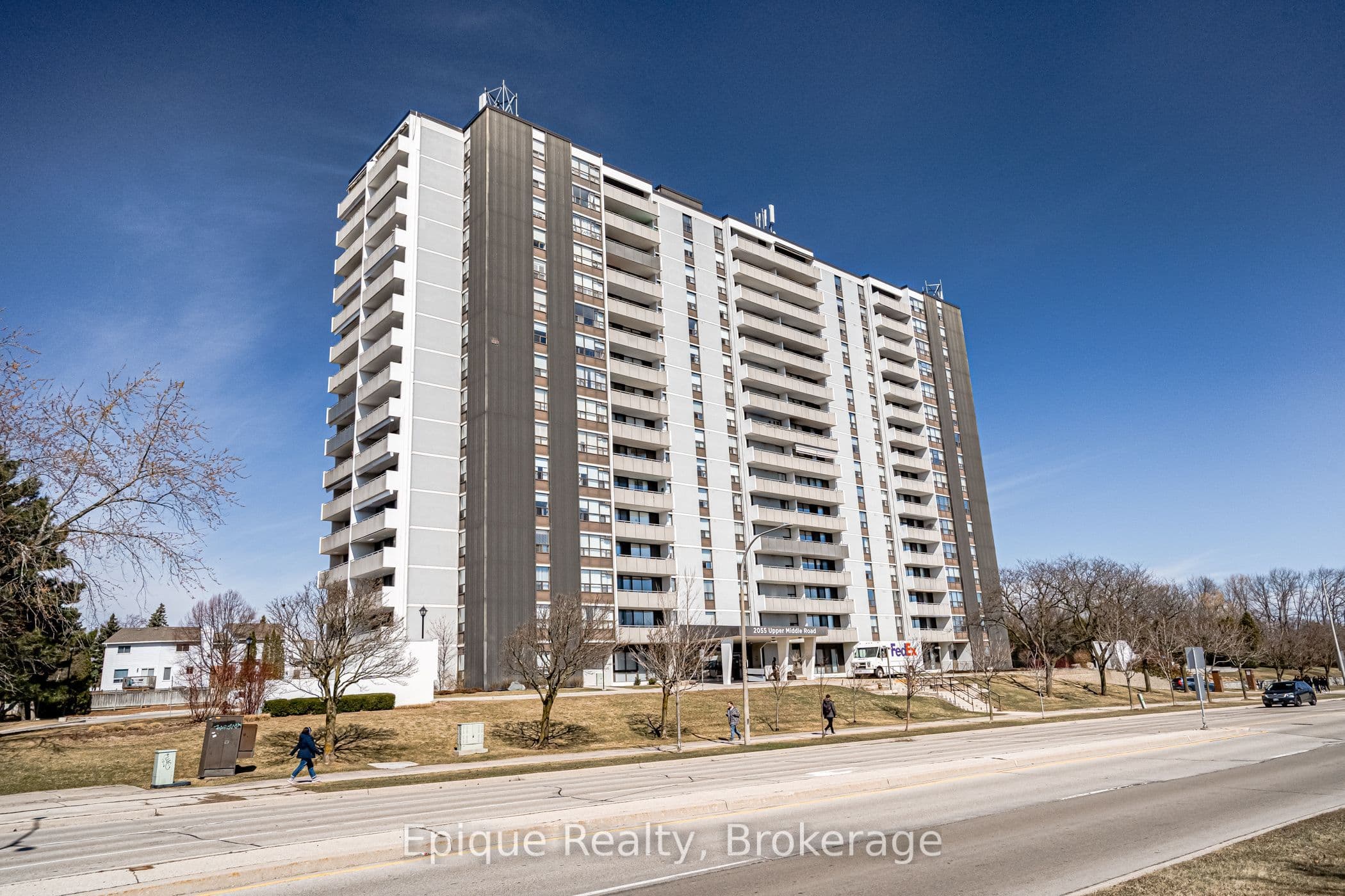 Unit 409 2055 UPPER MIDDLE Road photo 1