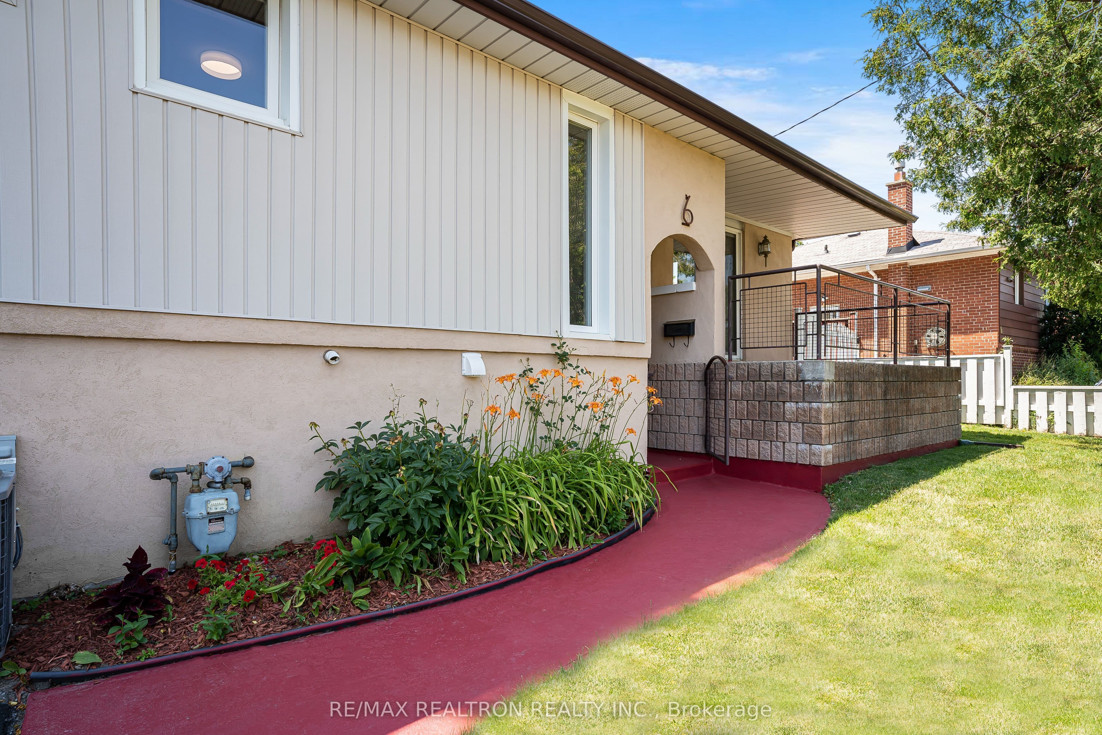 6 Stephenfrank Road photo 1
