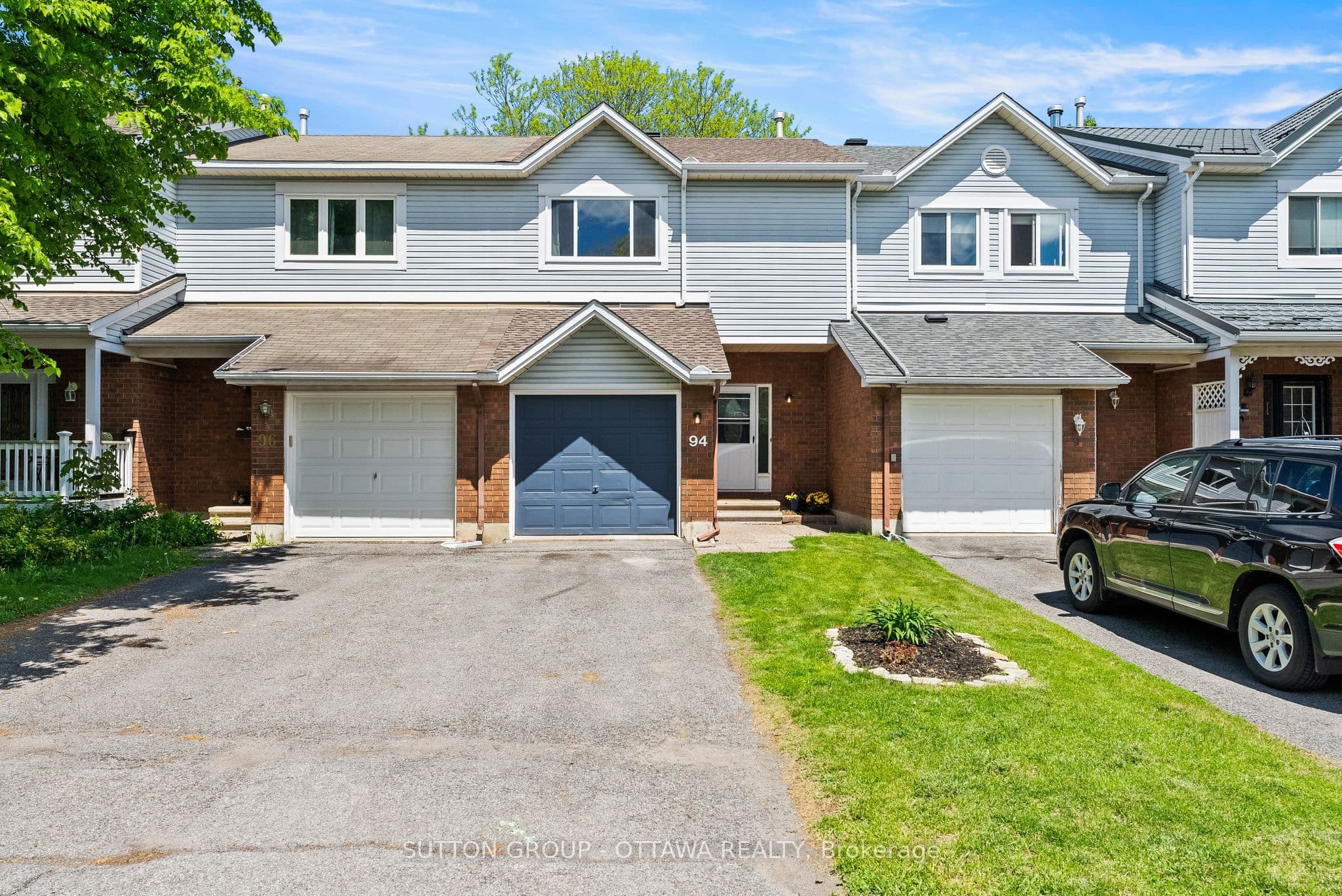 94 Piper Crescent photo 1