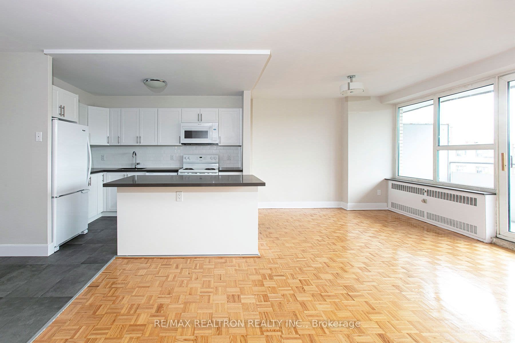 Unit 712 10 Shallmar Boulevard photo 1