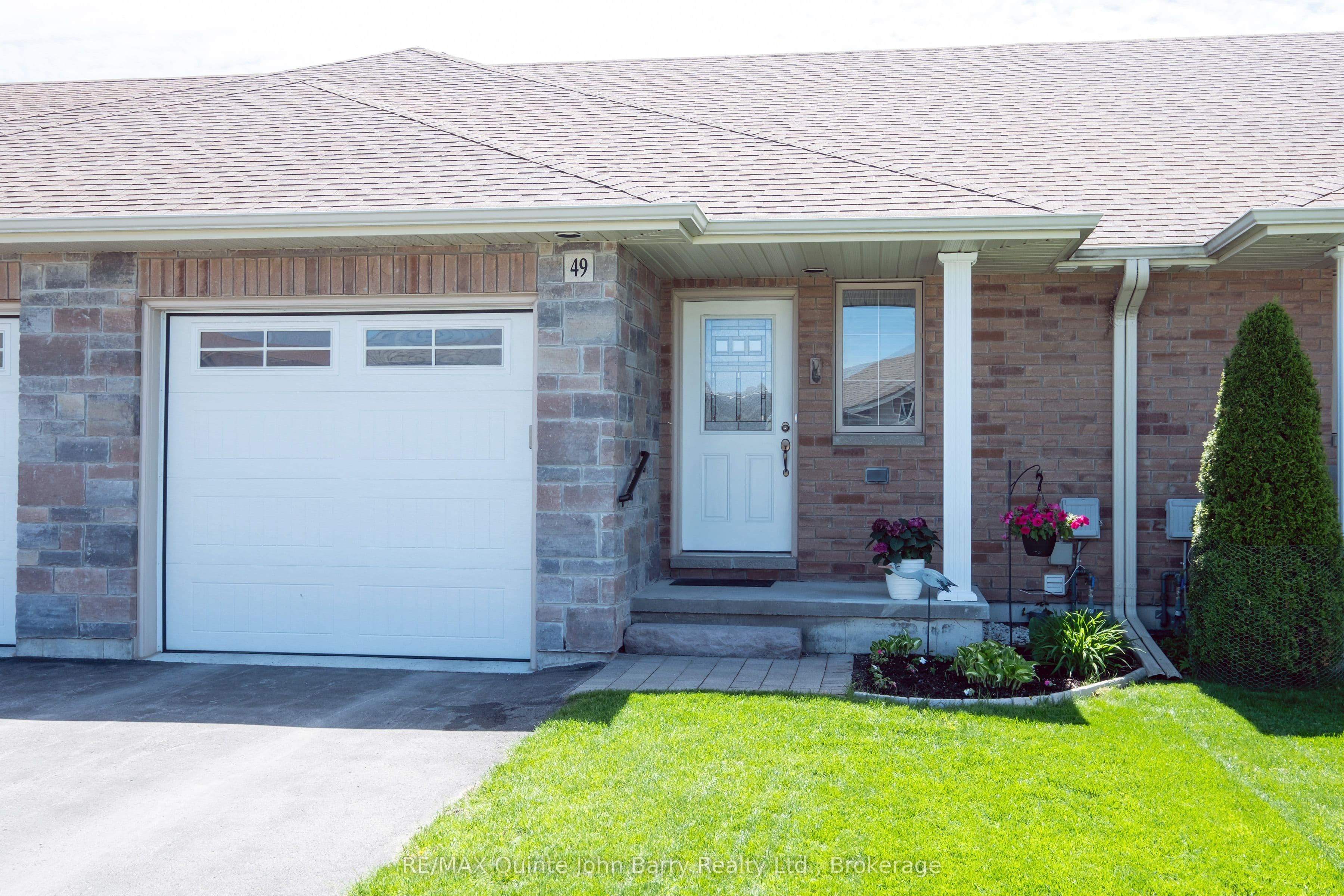 49 McIntosh Crescent photo 1