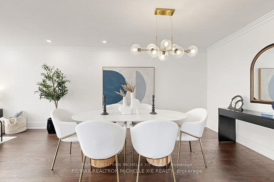 8 Meadowglade Crescent photo 1