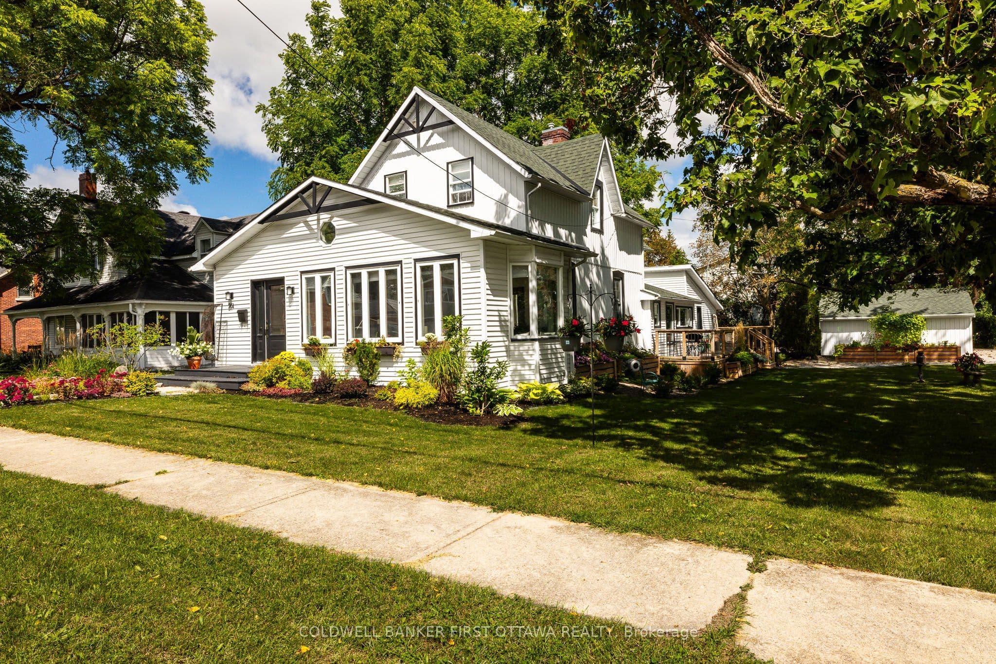 261 William Street photo 1
