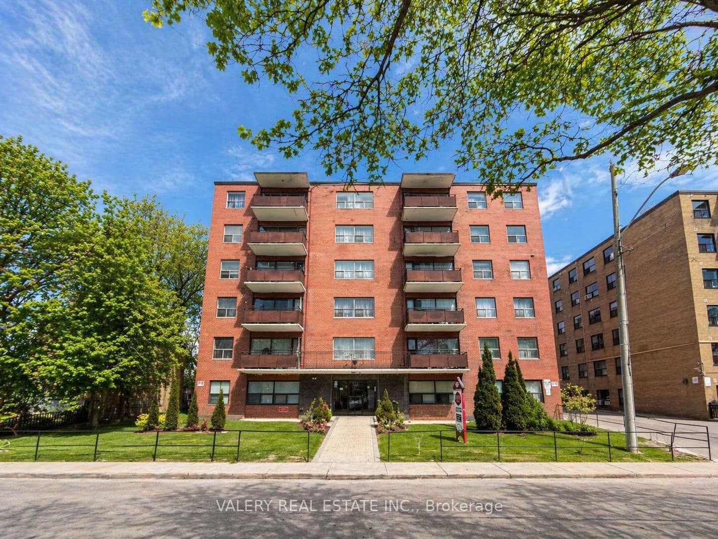 Unit 108 11 Glenburn Avenue photo 1