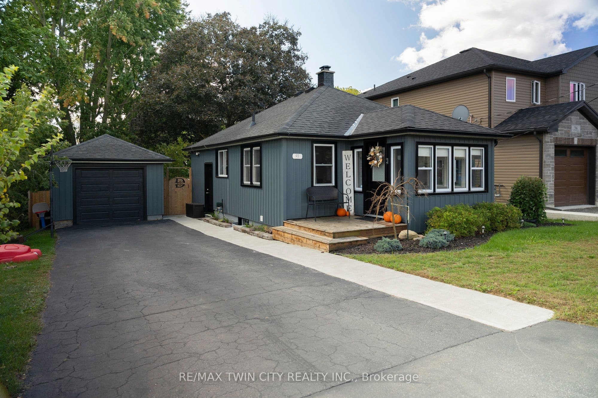 92 SOVEREIGN Street photo 1