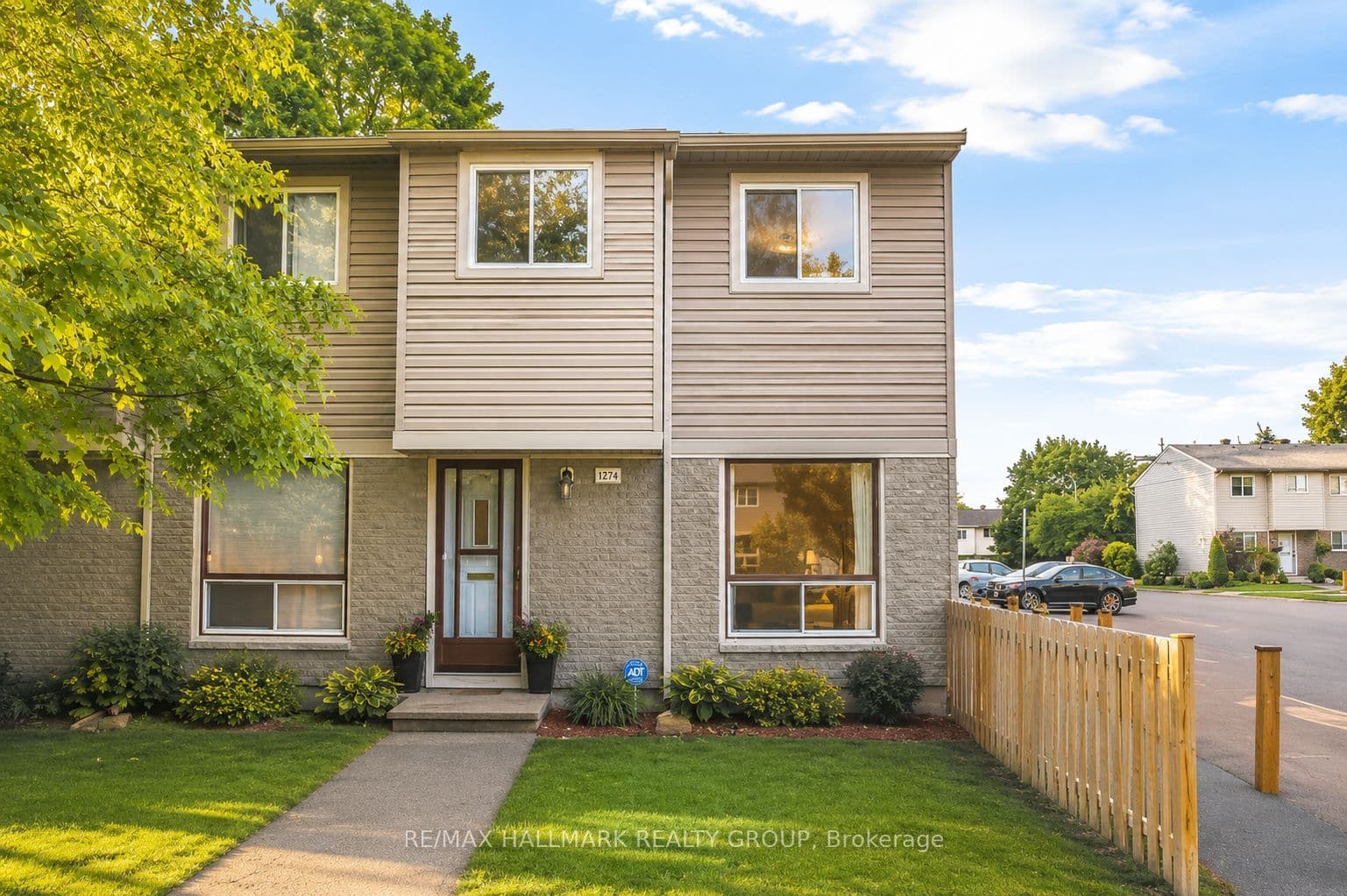 1374 PEREZ Crescent photo 1