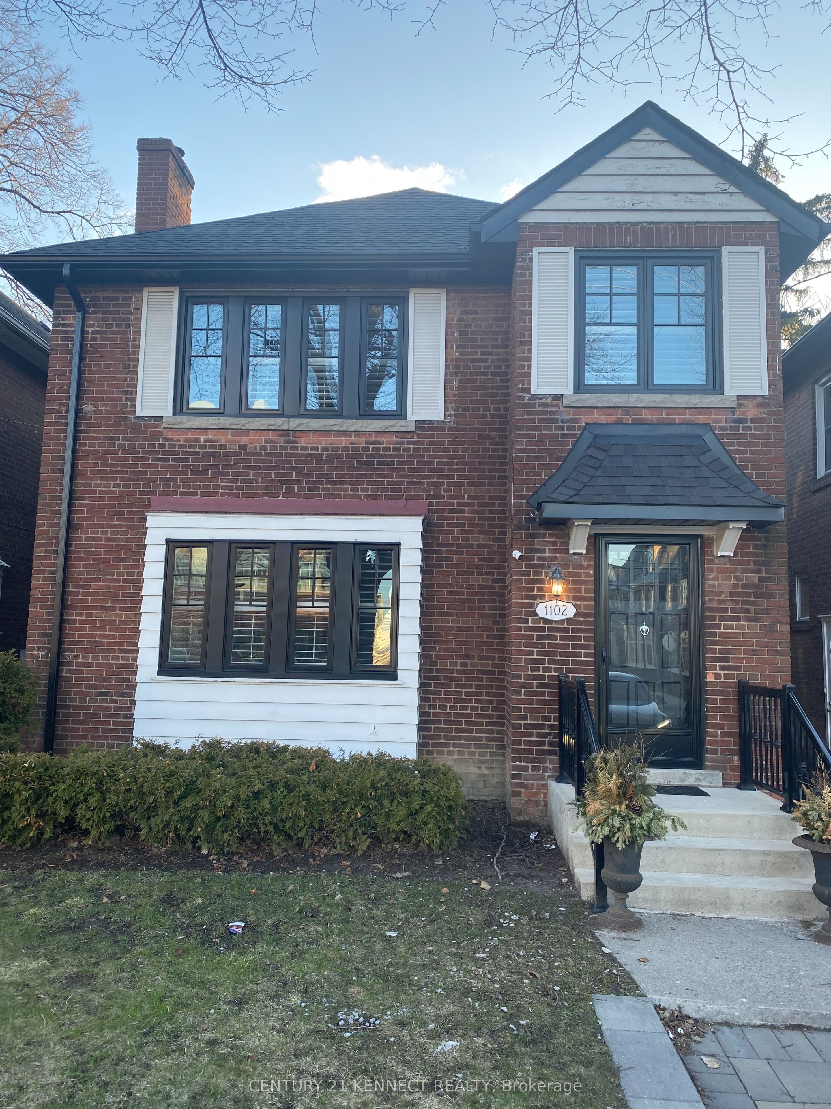 Unit Upper 1102 Avenue Road photo 1